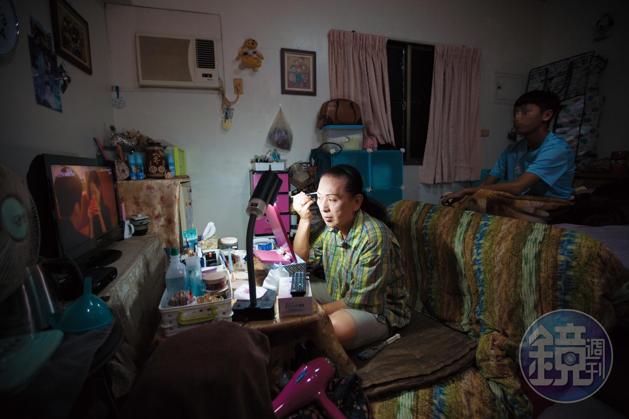 鍾玲(左)正在化妝。她說自己化妝一定要開電視,透露了寂寞的日子,需要一點聲音陪伴。