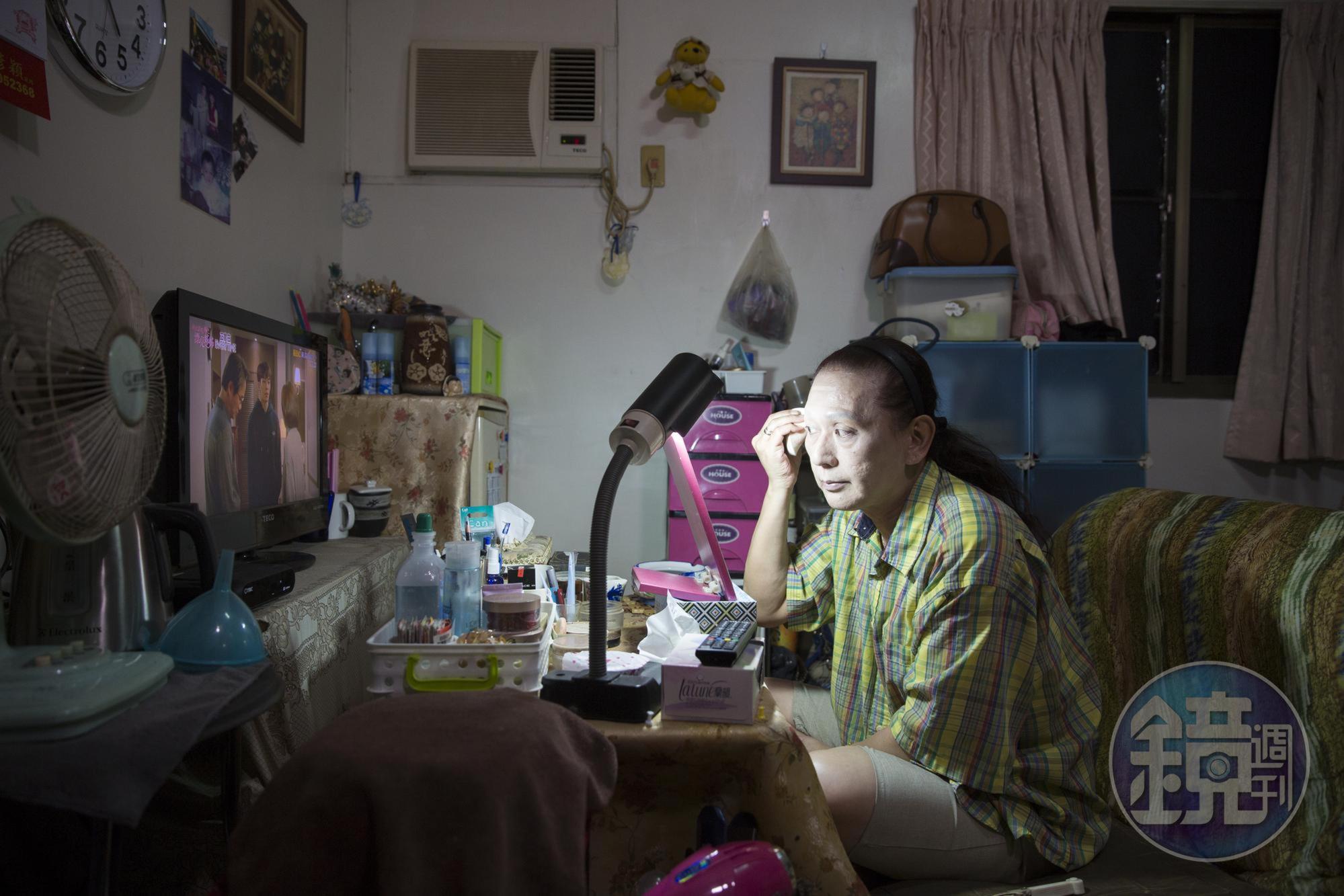 鍾玲在歧視中長大，但也靠自己拚出一條路，如同她自覺對家人已無虧欠，因為已經為家庭付出很多了。