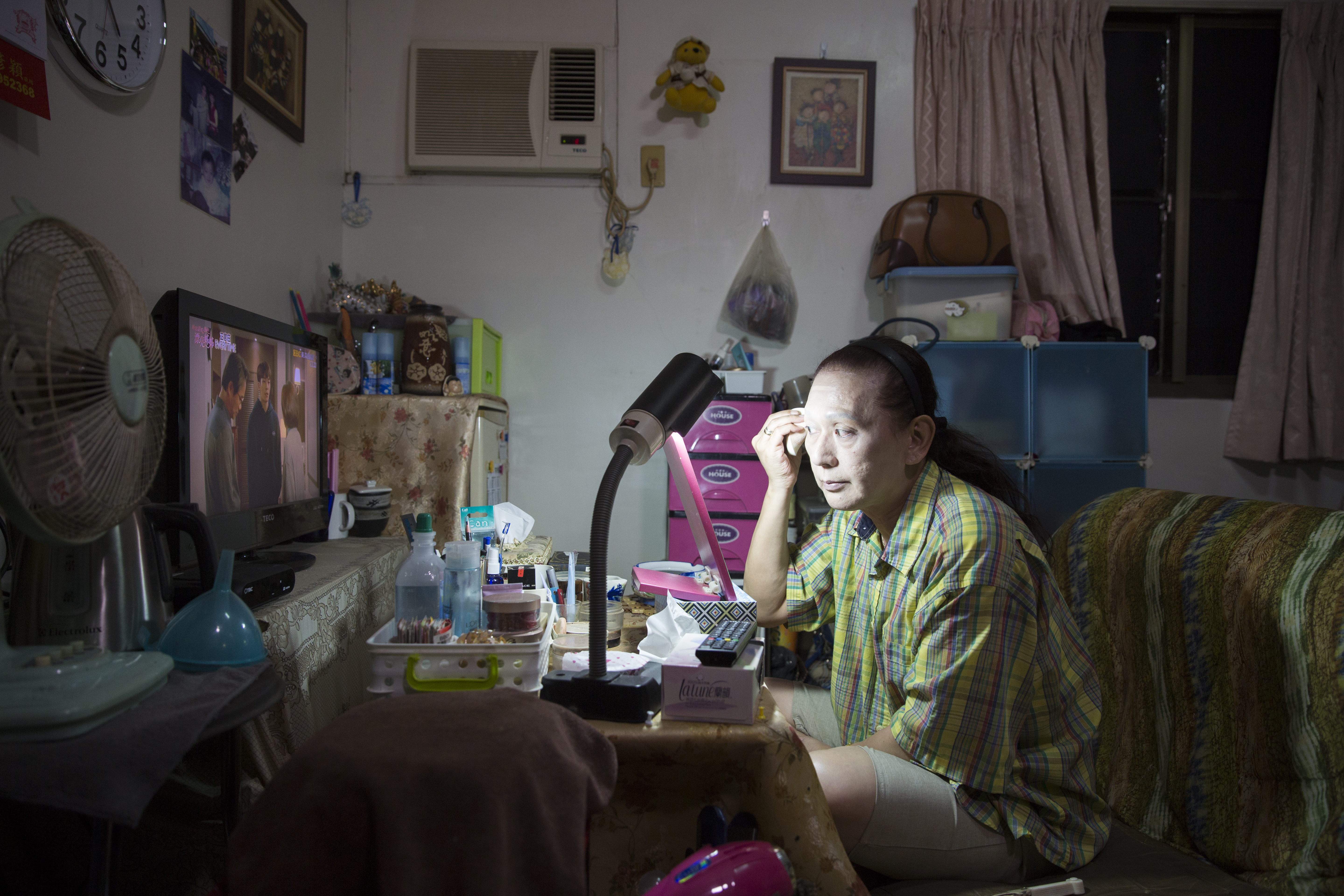 鍾玲在歧視中長大，但也靠自己拚出一條路，如同她自覺對家人已無虧欠，因為已經為家庭付出很多了。