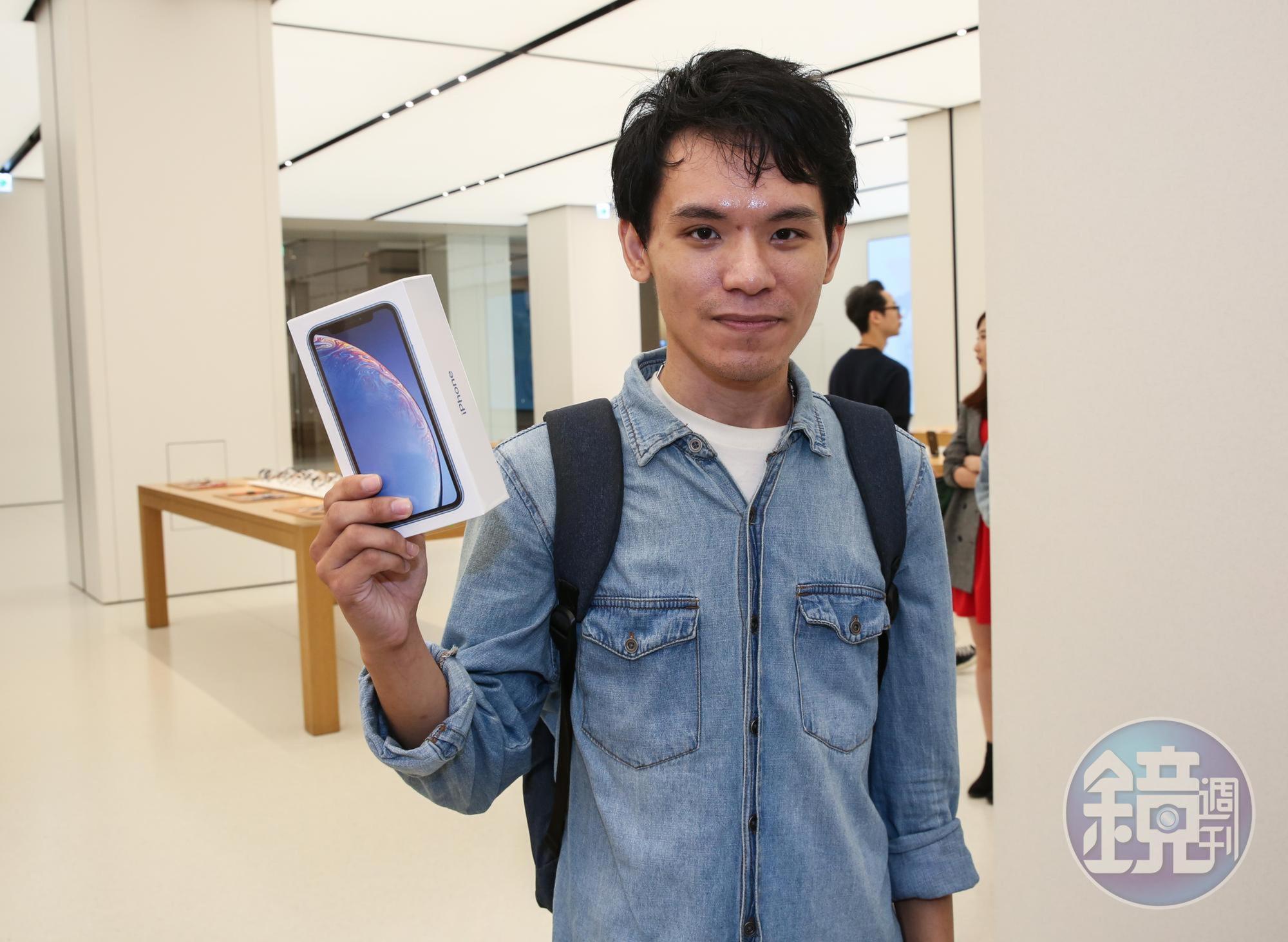 iPhone XR正式在台開賣,101直營門市有近20人排隊,其中搶頭香的超級果粉侯先生,凌晨5點就到店等待取貨。