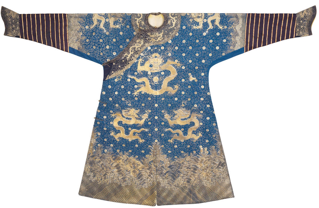 一件清朝乾隆皇帝穿過的龍袍正在英國拍賣網站上待價而沽，預估售價約新台幣600萬元。（翻攝自邦瀚斯拍賣網）