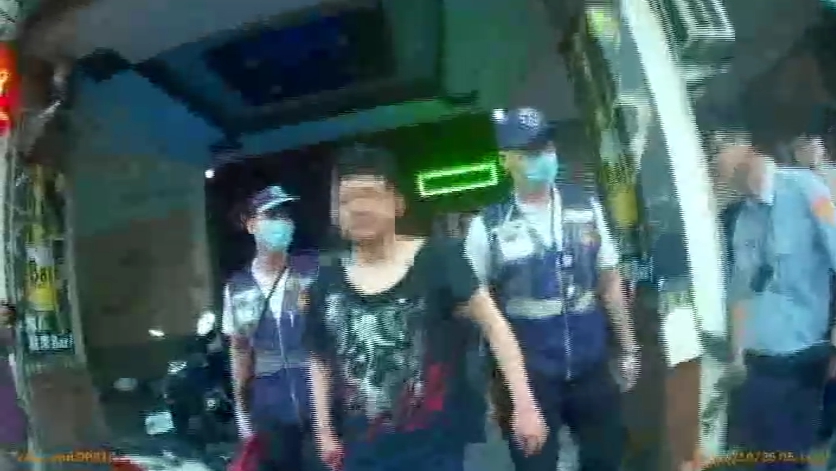 一名顏姓酒客頭部擦挫傷，背部有一處約1公分擦挫傷，警消將他送醫救治。（警方提供）