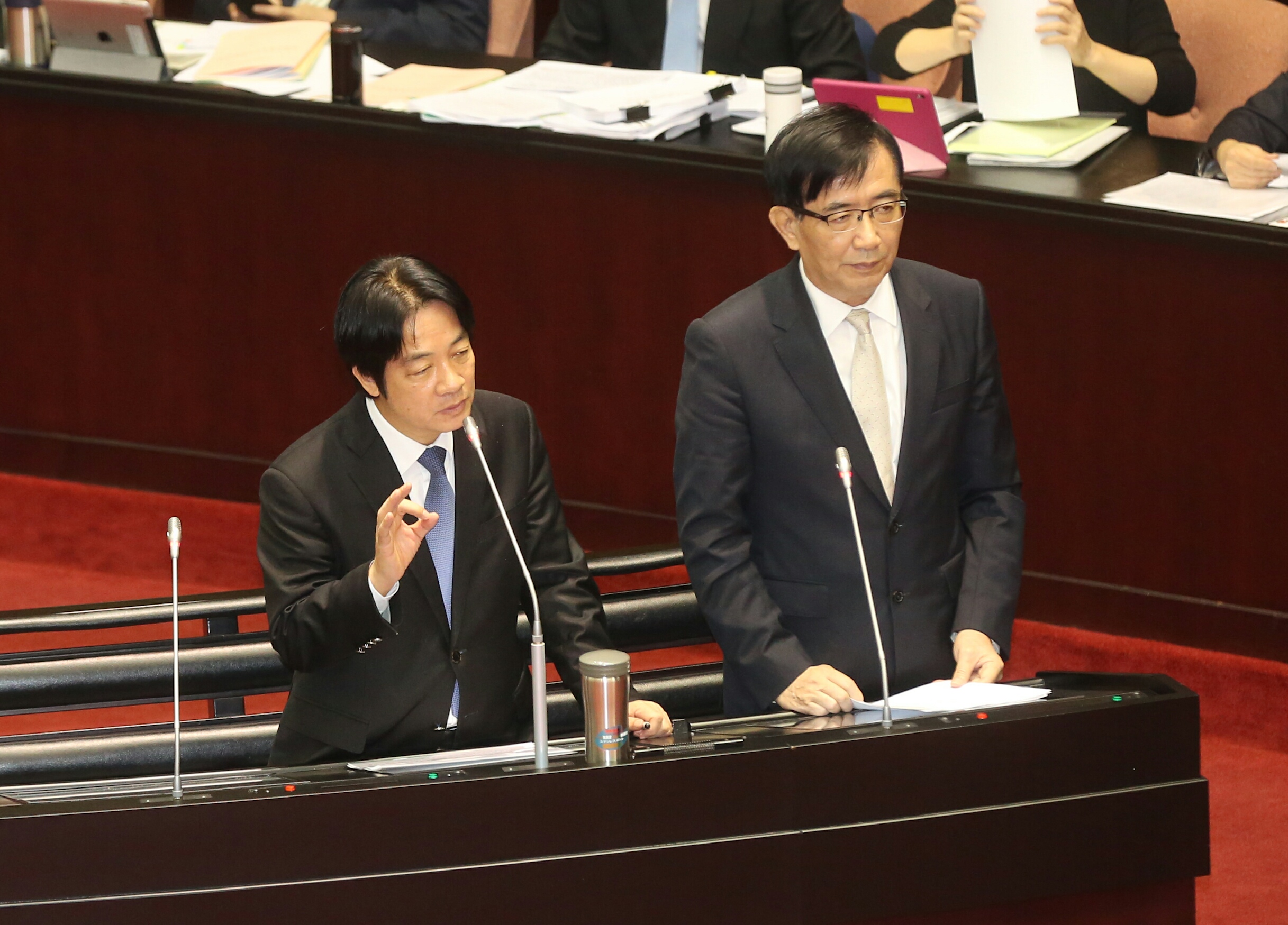 行政院長賴清德（左）、交通部長吳宏謀（右）今在立院接受立委質詢。