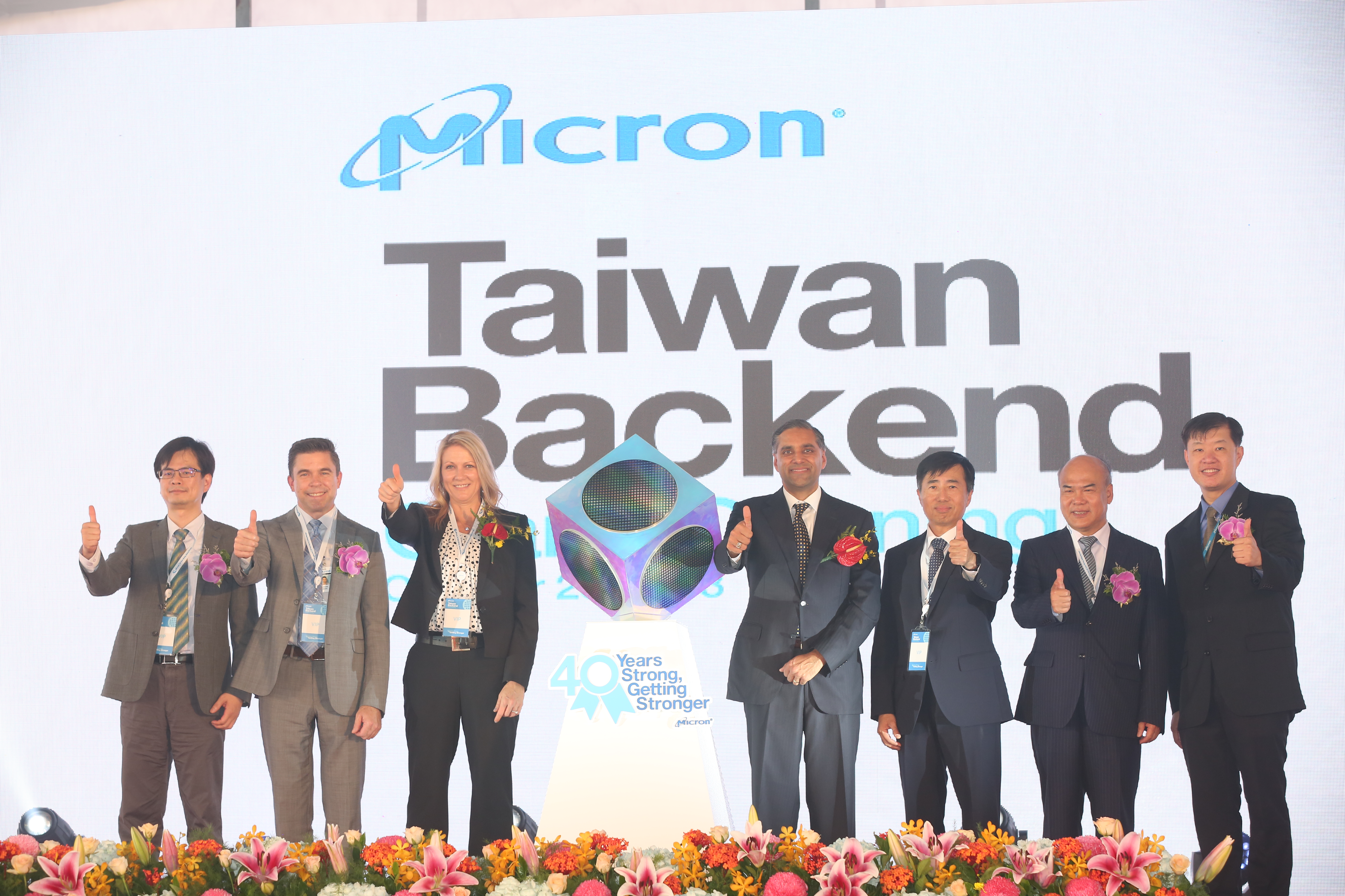 美光台中新廠今天舉行開幕典禮，已有7千名員工的美光，明年預計再聘1千名。