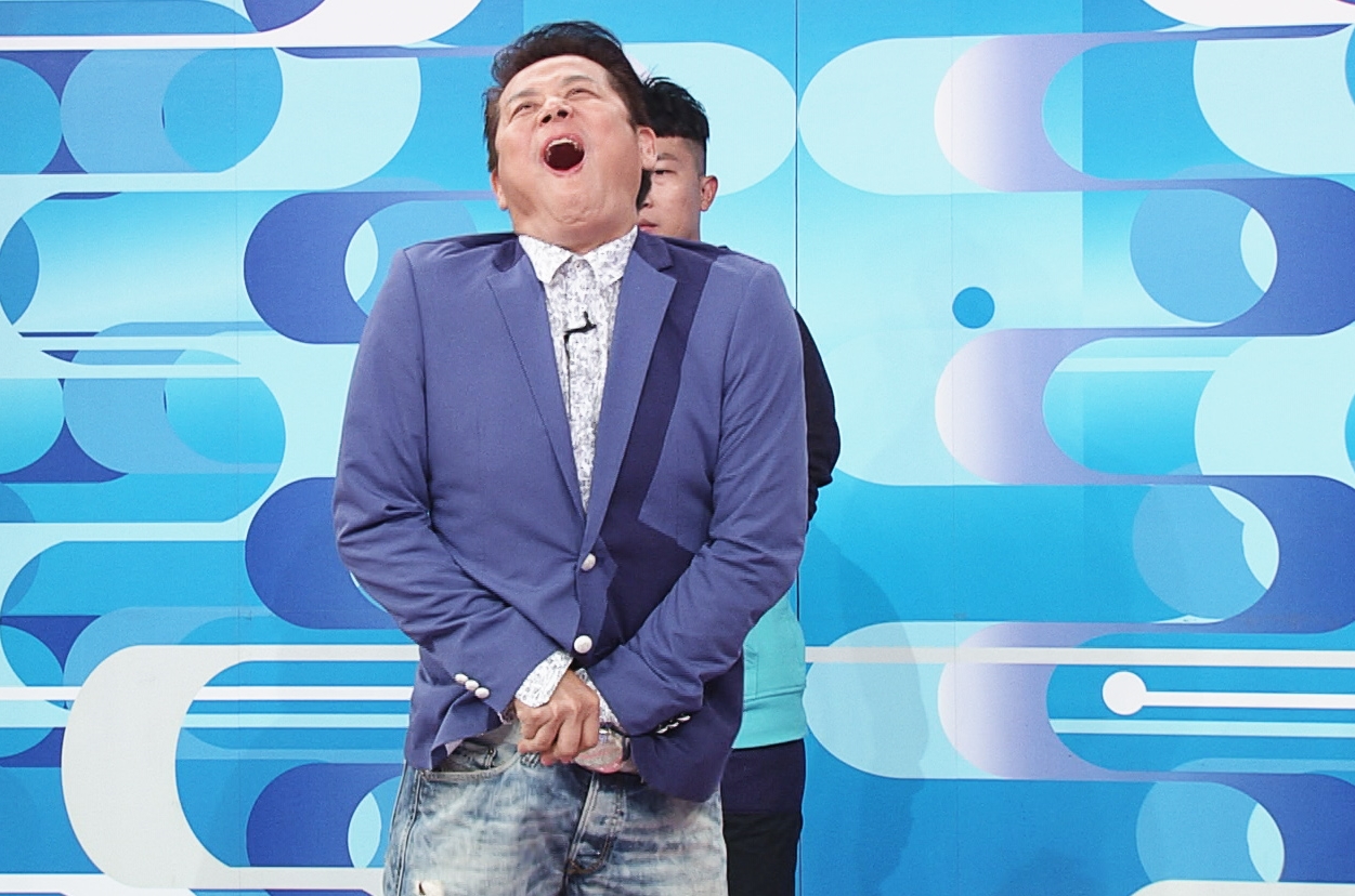 徐乃麟為了要讓王宇婕猜到答案，竟然直接拉開褲襠把手放進去，嚇壞大家。（華視提供）