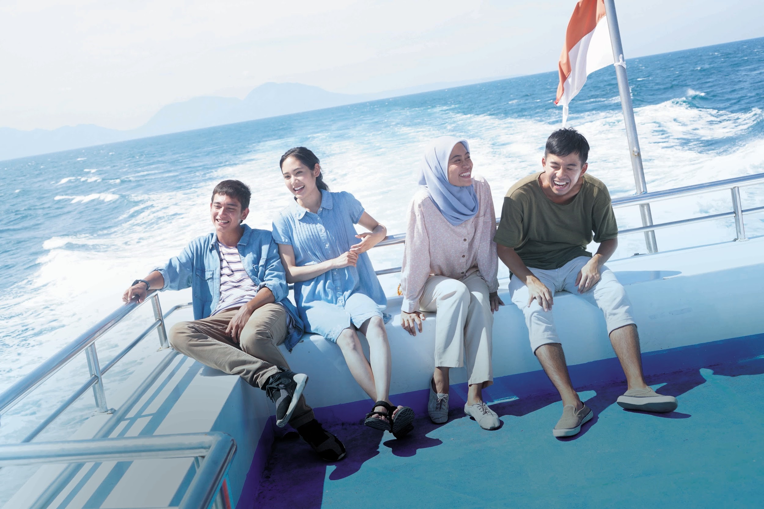 電影裡太賀（右起）、謝卡爾莎莉、阿部純子與阿迪帕提多肯的組合青春洋溢。（天馬行空提供）