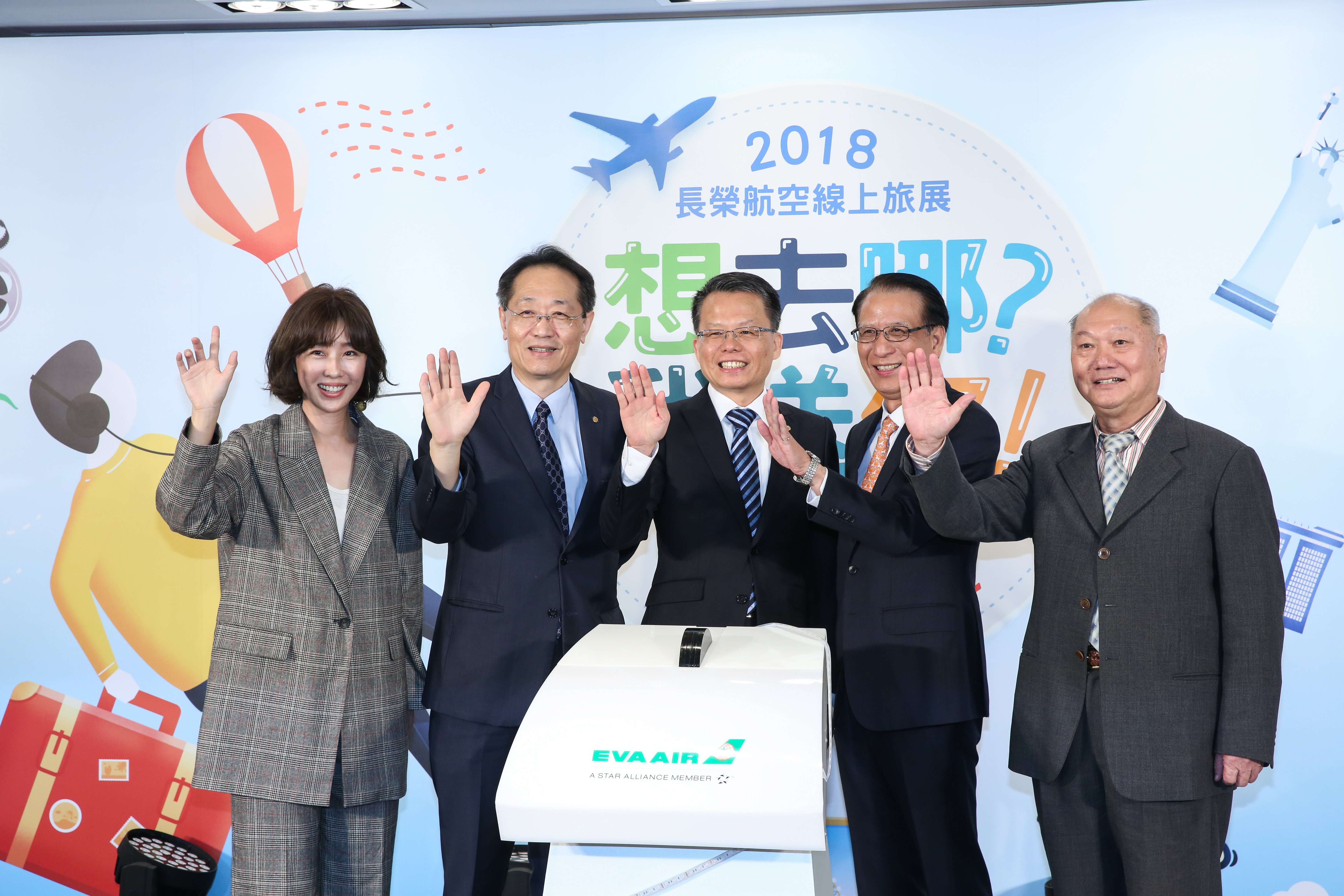 長榮航空總經理孫嘉明、發言人柯金成及客運營業本部副總經理李士亮共同宣布線上旅展開賣了。