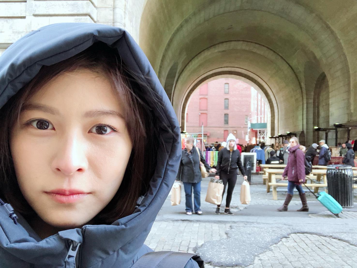 江沂宸玩紐約,在丹波區(Dumbo)附近閒晃一個下午逛二手市場和書店。(公視提供)
