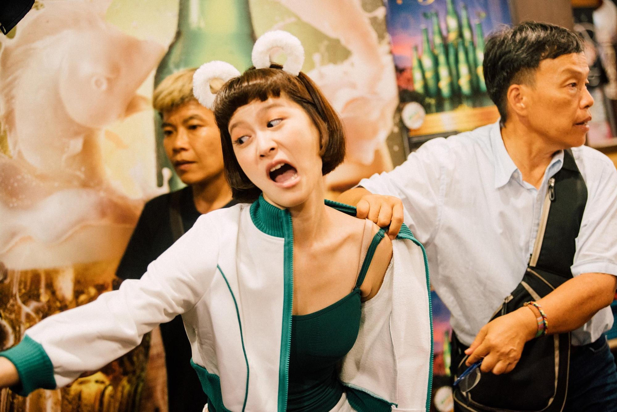 導演王小棣(右1)指導江沂宸飾演《20之後》到熱炒店當酒促的張品妤。(公視提供)