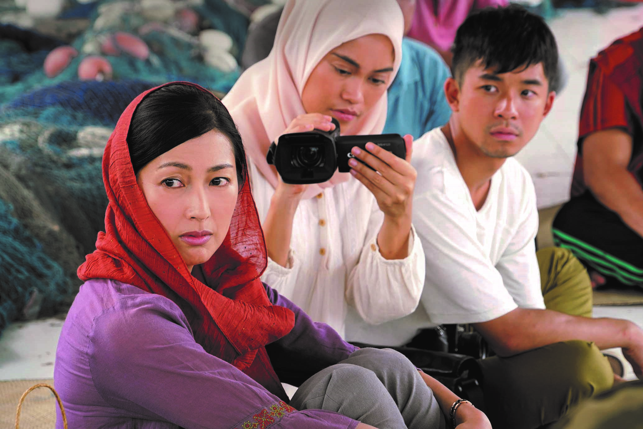 鶴田真由（左）及太賀（右）飾演母子，定居印尼亞齊省多年，並在電影裡以日語、印尼語雙語演出。（天馬行空提供）