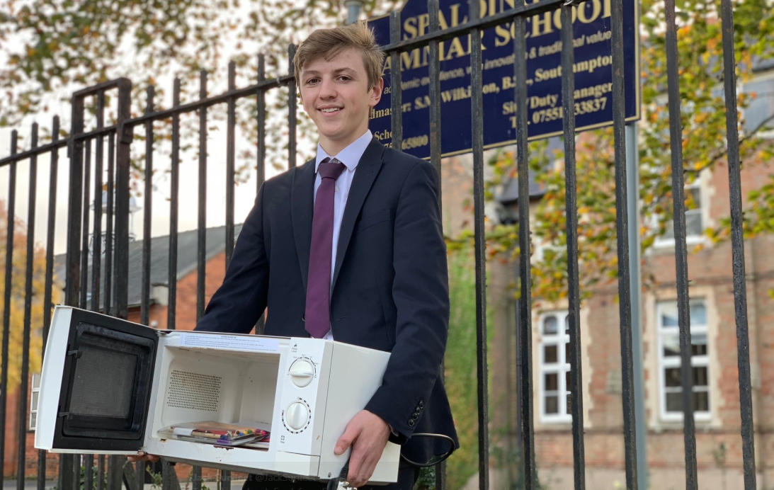 一名17歲的高中生雅各（Jacob Ford）則發起用微波爐、籐籃裝課本去學校，以表達對學校規定的不滿。（翻攝Jack Surfleet推特） ‏