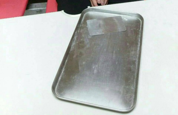 警方在張男提袋找到上頭還有K他命殘渣的大鐵盤。（警方提供）