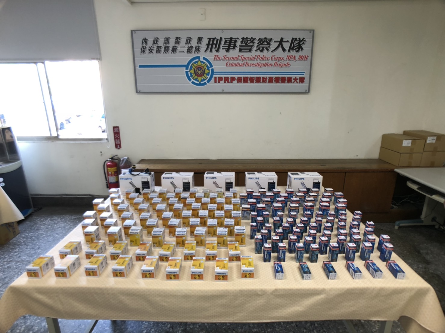 警方查扣200多顆仿冒PHILIPS、OSRAM商標車用燈泡。（警方提供）
