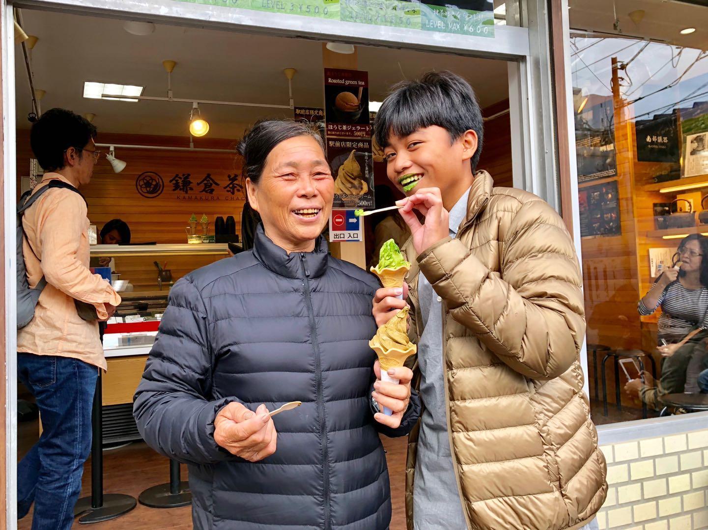孝順的鍾家駿主動餵李鳳英吃冰,開玩笑說「換我來養阿嬤了!」(海鵬提供)