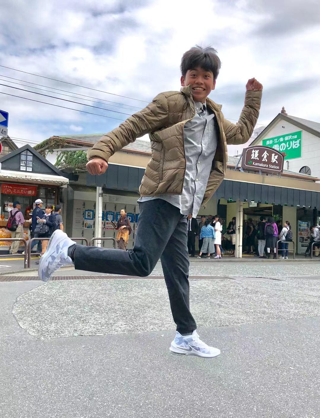導演崔永徽特地帶鍾家駿朝聖灌籃高手的故事原型的鐮倉市。(海鵬提供)
