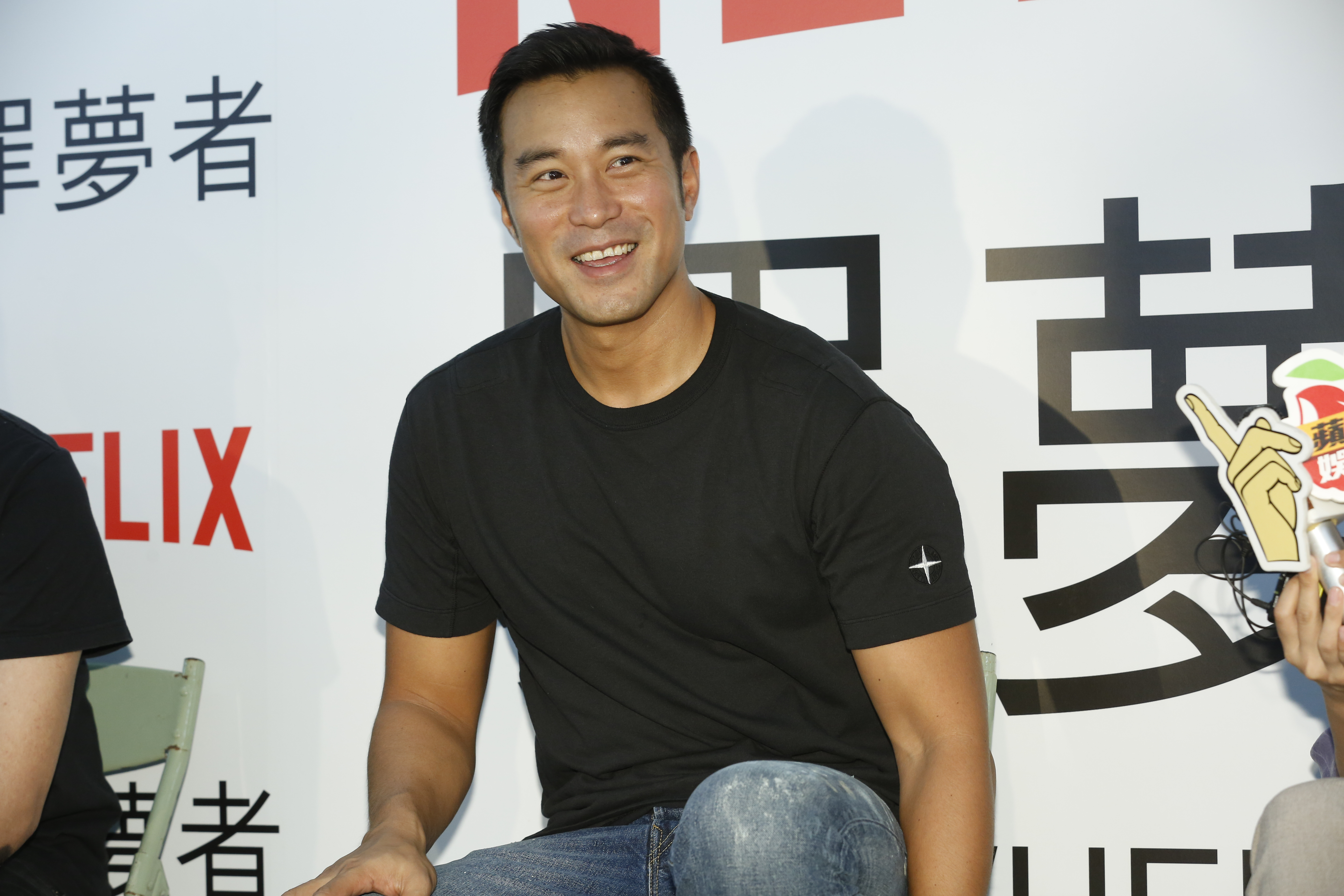 張孝全與賈靜雯在劇中雖然恩愛,但張孝全卻入冤獄蹲苦牢,成了一對有名無實的夫妻。