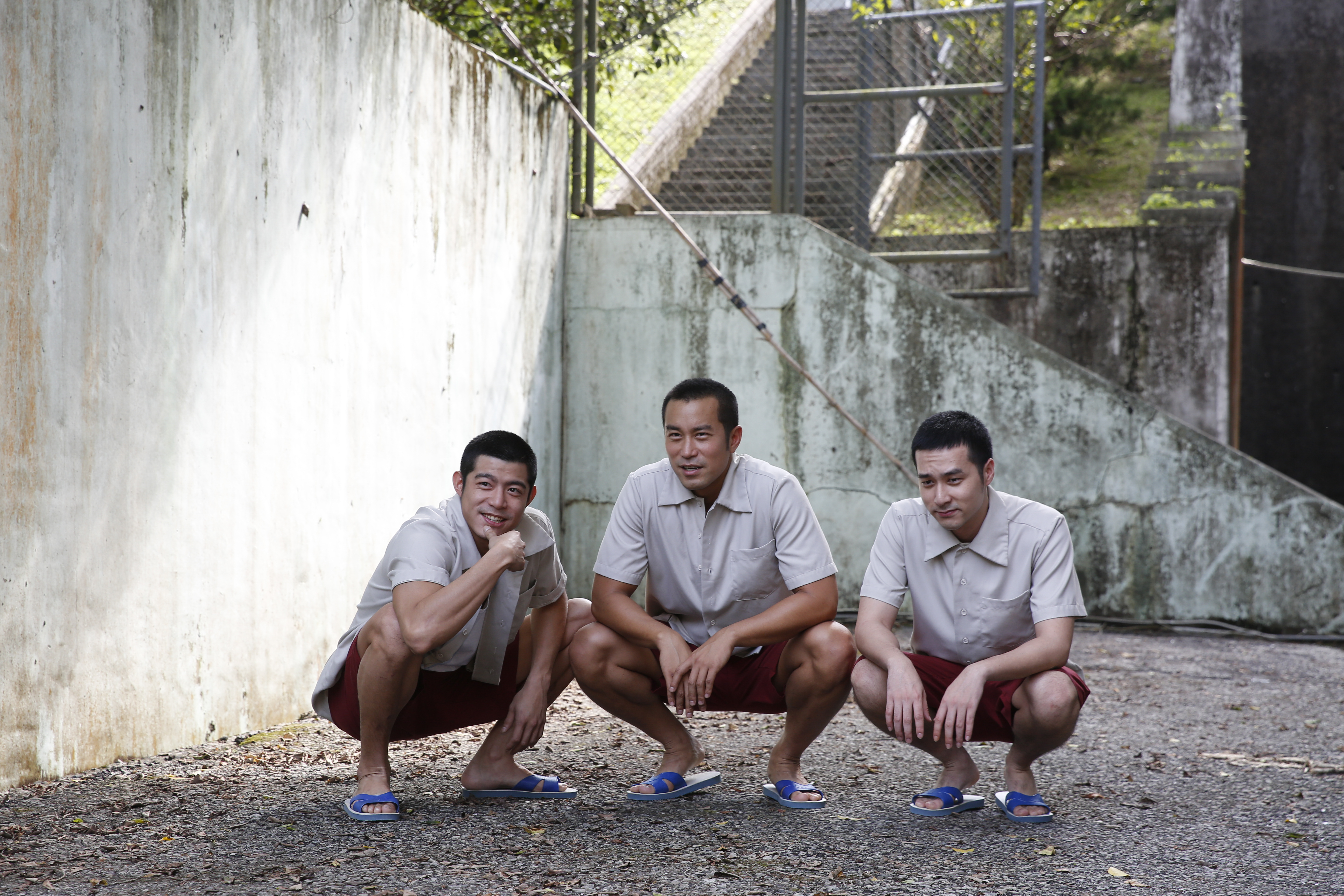 王柏傑、張孝全、周洺甫一穿上囚服、藍白拖，很自然就蹲下來拍照，好像在演《監獄風雲》。