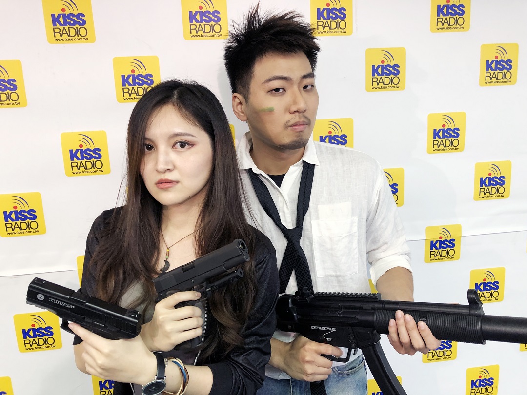 《電競玩得瘋》節目由電競迷「DJ Polar」搭檔電競美少女「DJ Ola」聯手主持。(KISS RADIO提供)
