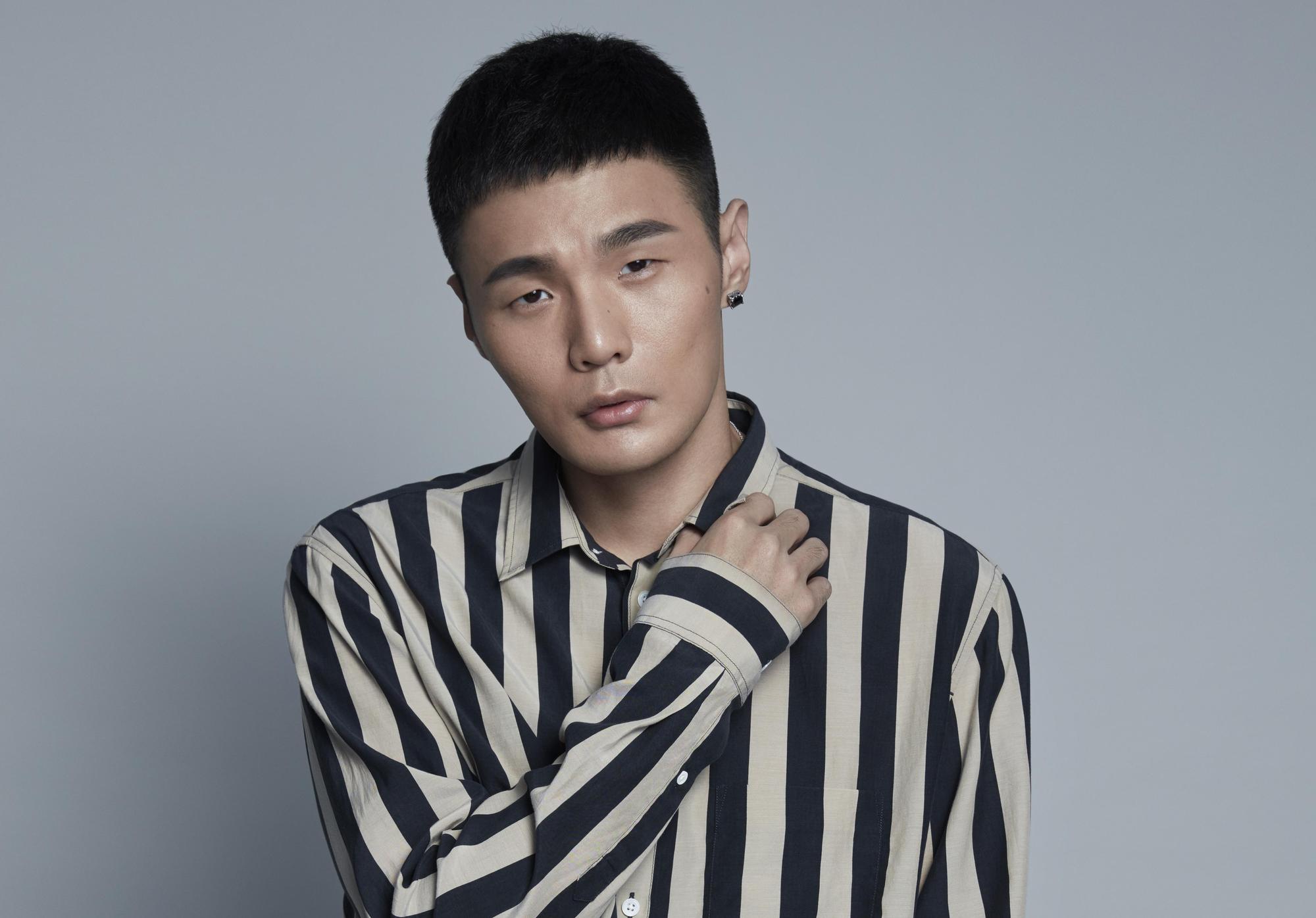 推出新專輯的李榮浩共有5首單曲攻入KKBOX週榜，〈耳朵〉一曲風光拿下冠軍。（華納音樂提供）