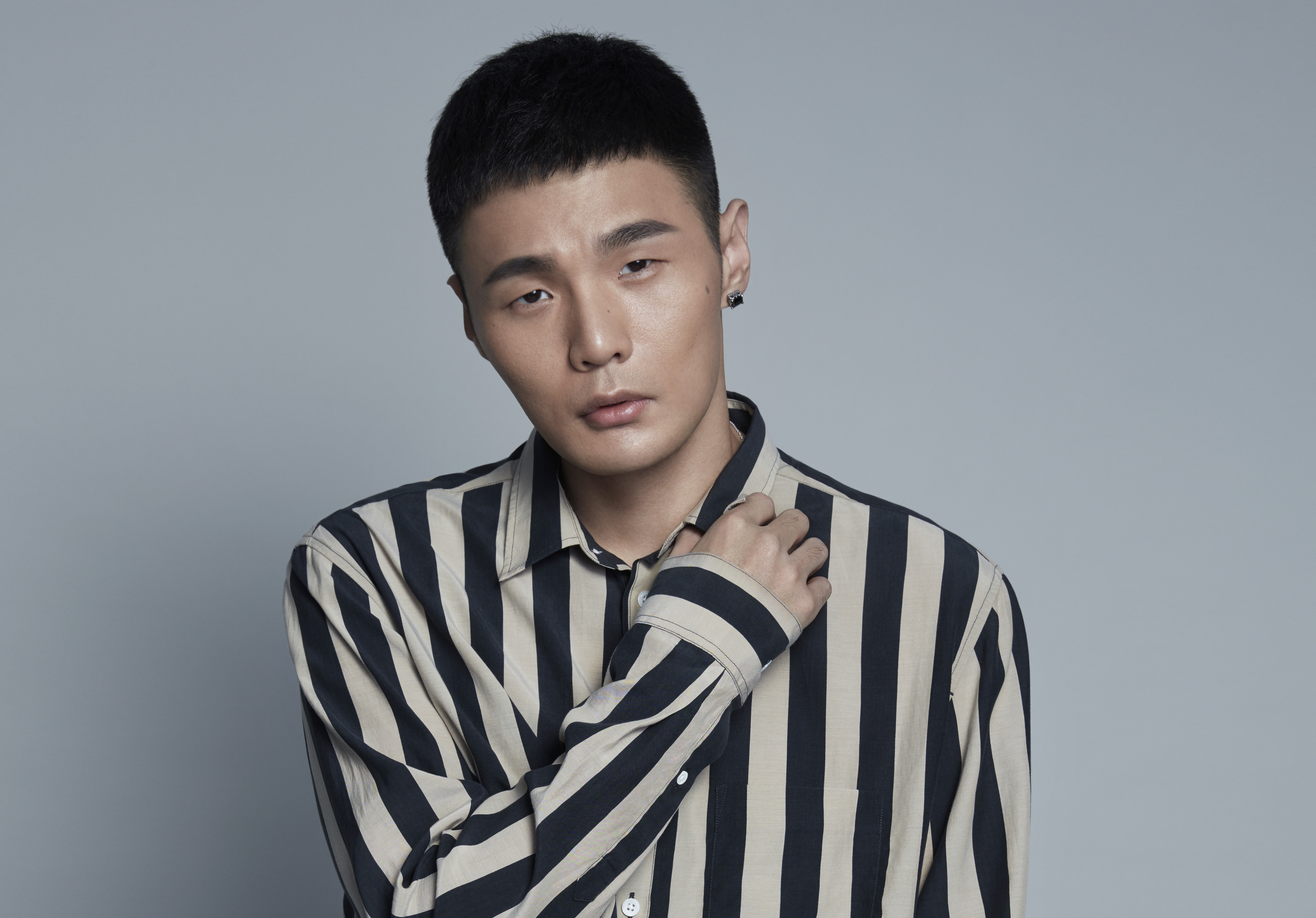 推出新專輯的李榮浩共有5首單曲攻入KKBOX週榜，〈耳朵〉一曲風光拿下冠軍。（華納音樂提供）