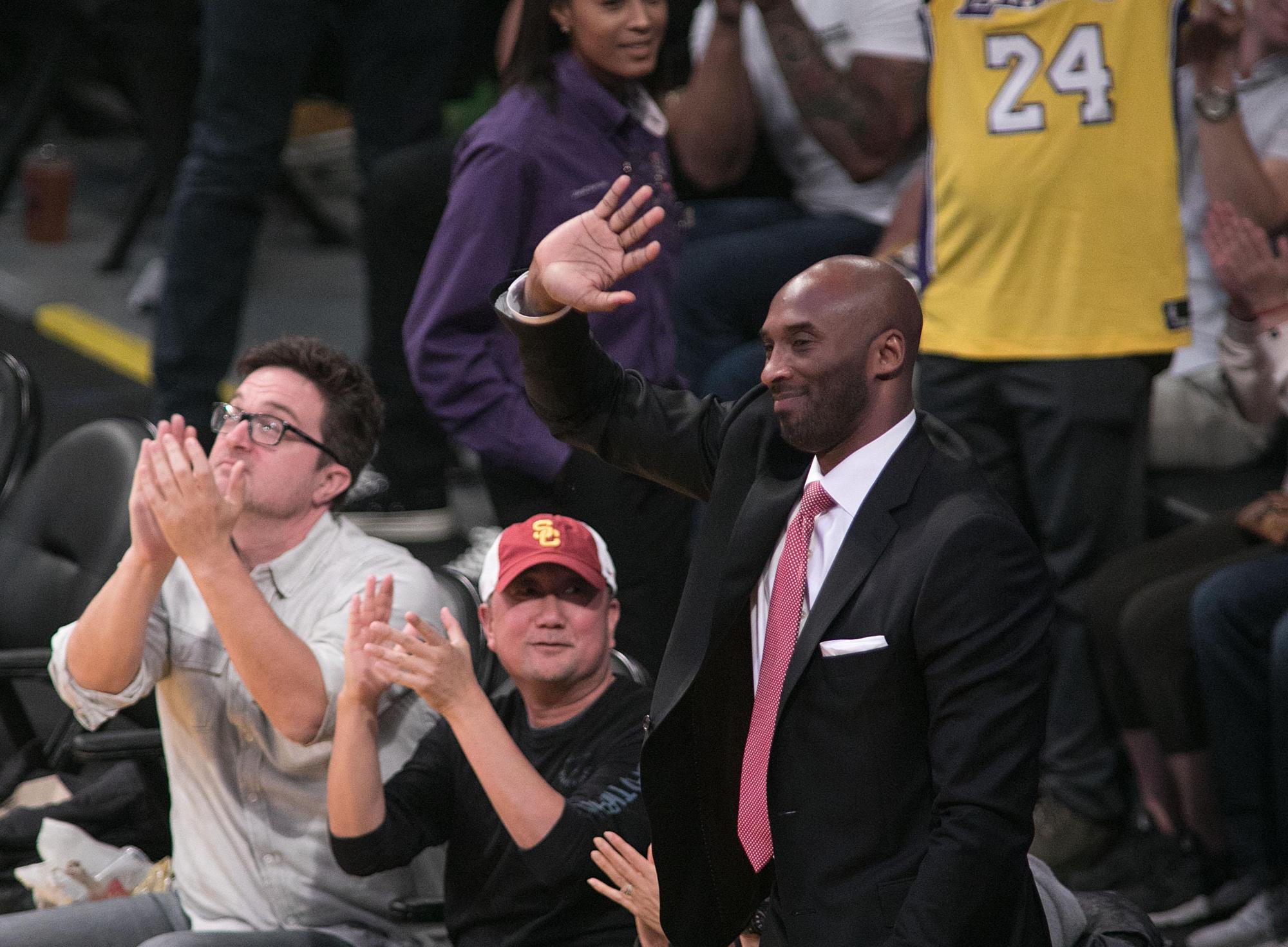 紫金傳奇球星「老大」布萊恩(Kobe Bryant)前往主場坐鎮,現場有球迷高舉湖人24號球衣。(東方IC)