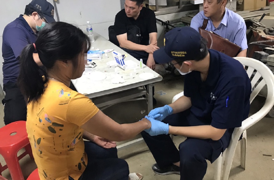 阮姓越南籍女子手上被採驗出現血跡反應一驚咬出甲姓男子殺狗。（警方提供）