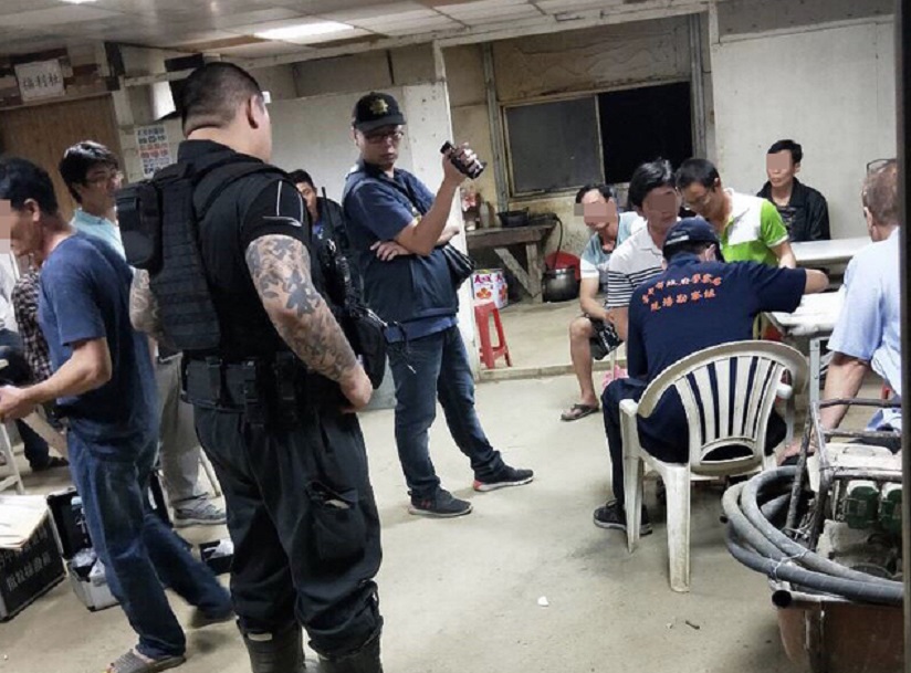 動保團體人士（左一叉腰）與警方到達工地餐廳蒐證調查。（警方提供）