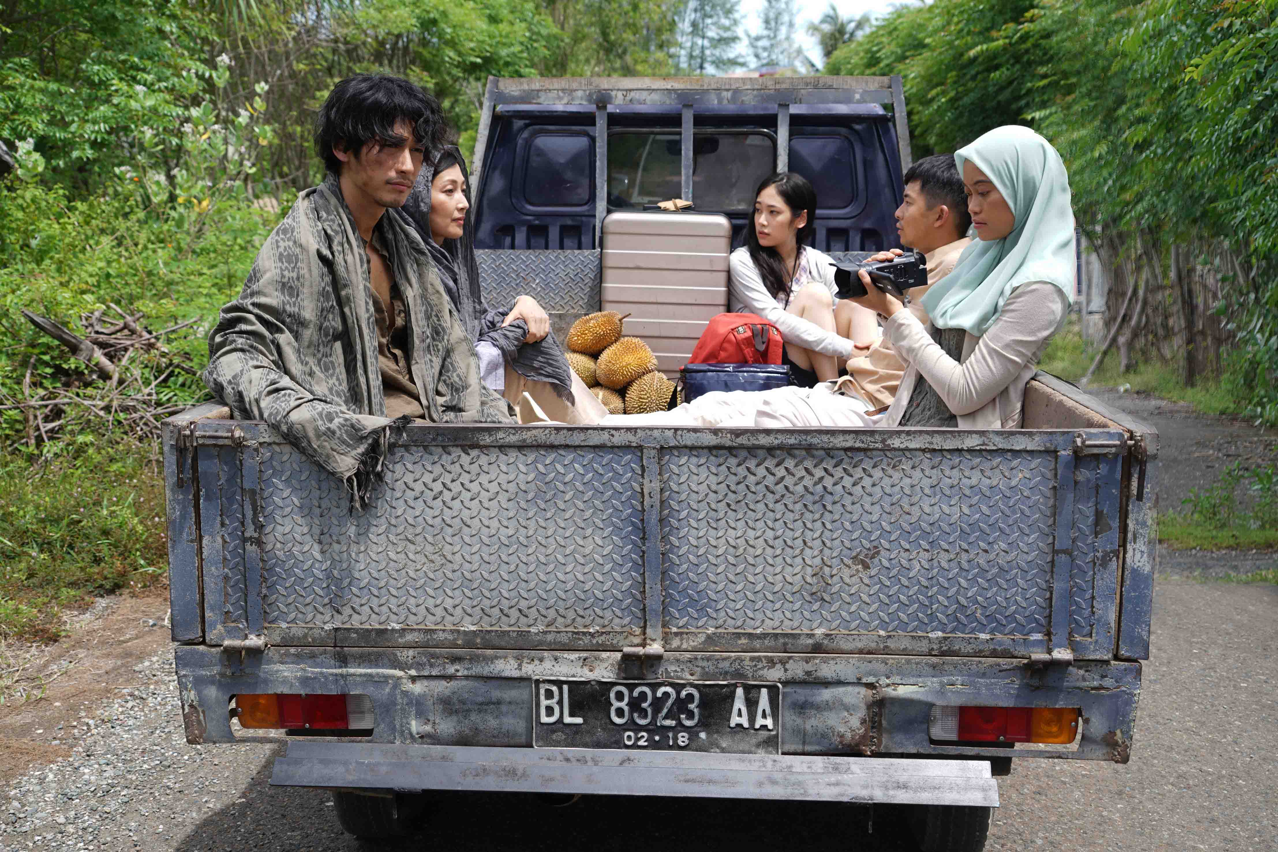 藤岡靛（左一）在印尼亞齊實地拍攝電影，與當地演員與工作人員相處融洽。（天馬行空提供）