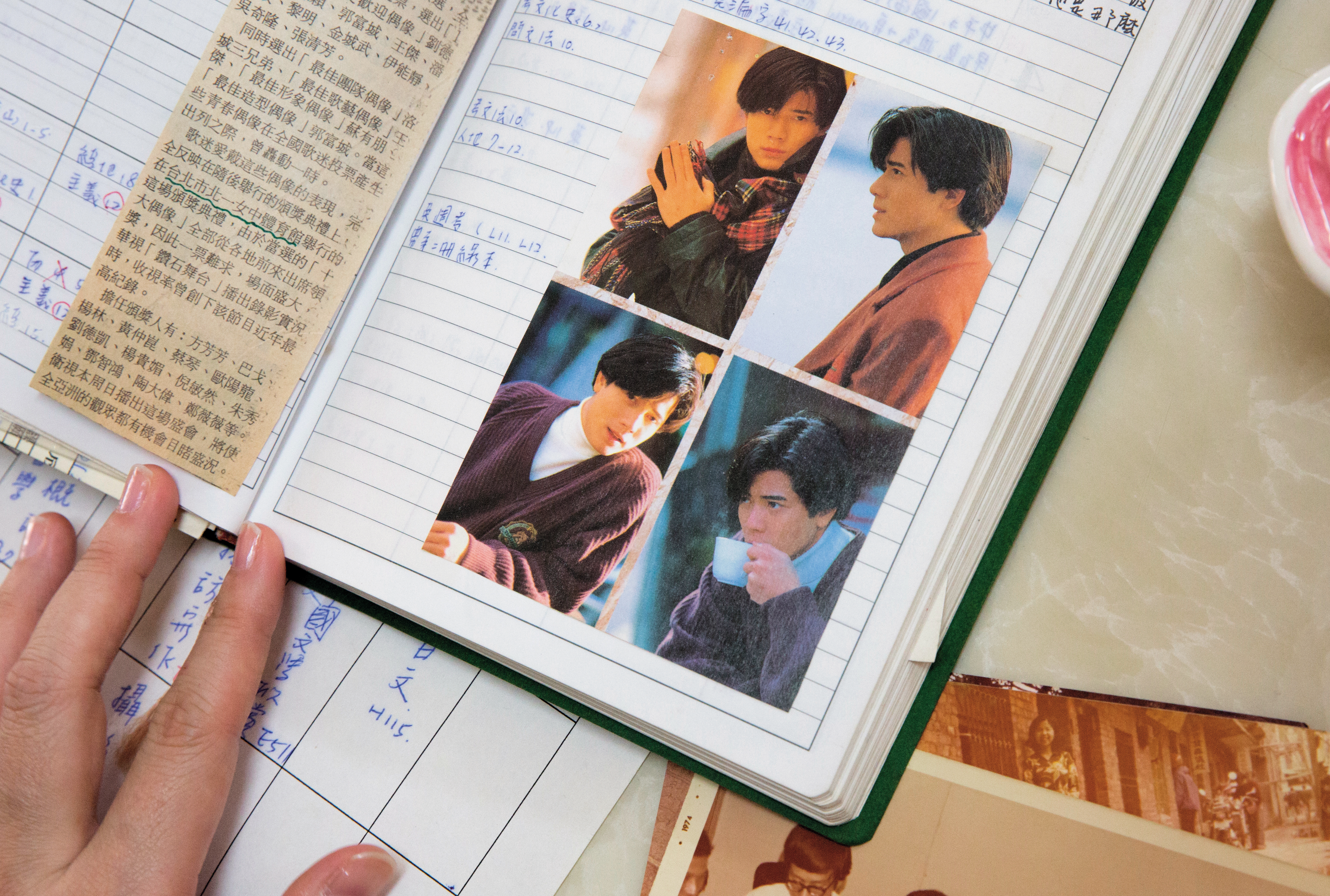 陳慧翎收藏許多老東西,考大學的成績單、舊時的情書,還有高中時的筆記本,裡頭貼滿偶像郭富城的照片。