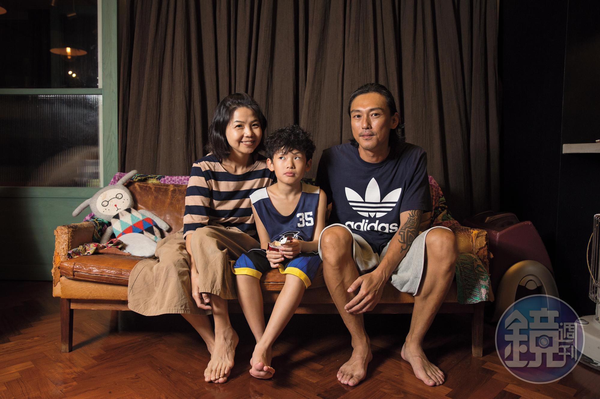 陳慧翎（左）與男友張曦帆（右）交往5年，拍照時，10歲的樂哥（中）調皮地翻起白眼。