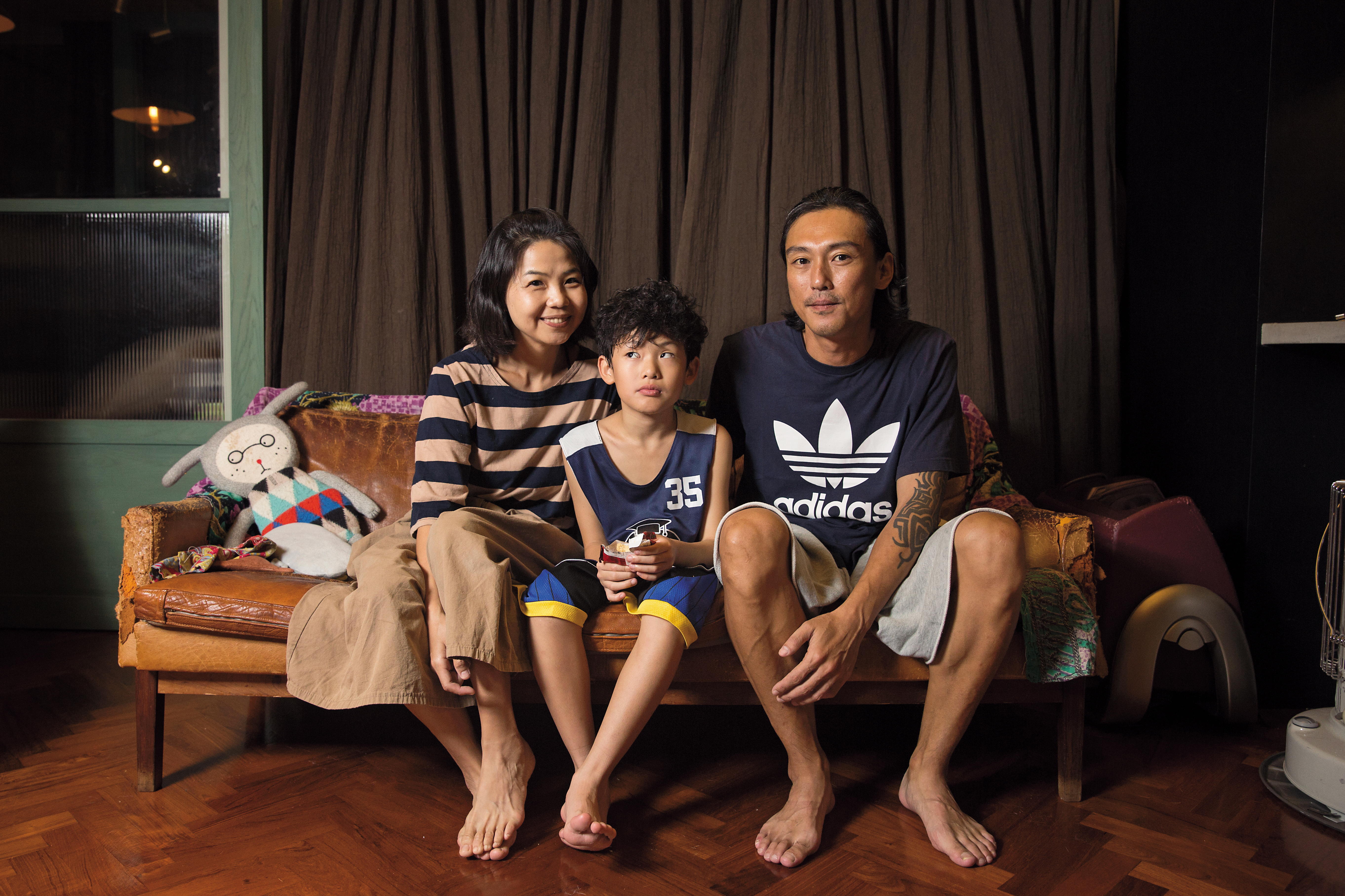 陳慧翎（左）與男友張曦帆（右）交往5年，拍照時，10歲的樂哥（中）調皮地翻起白眼。