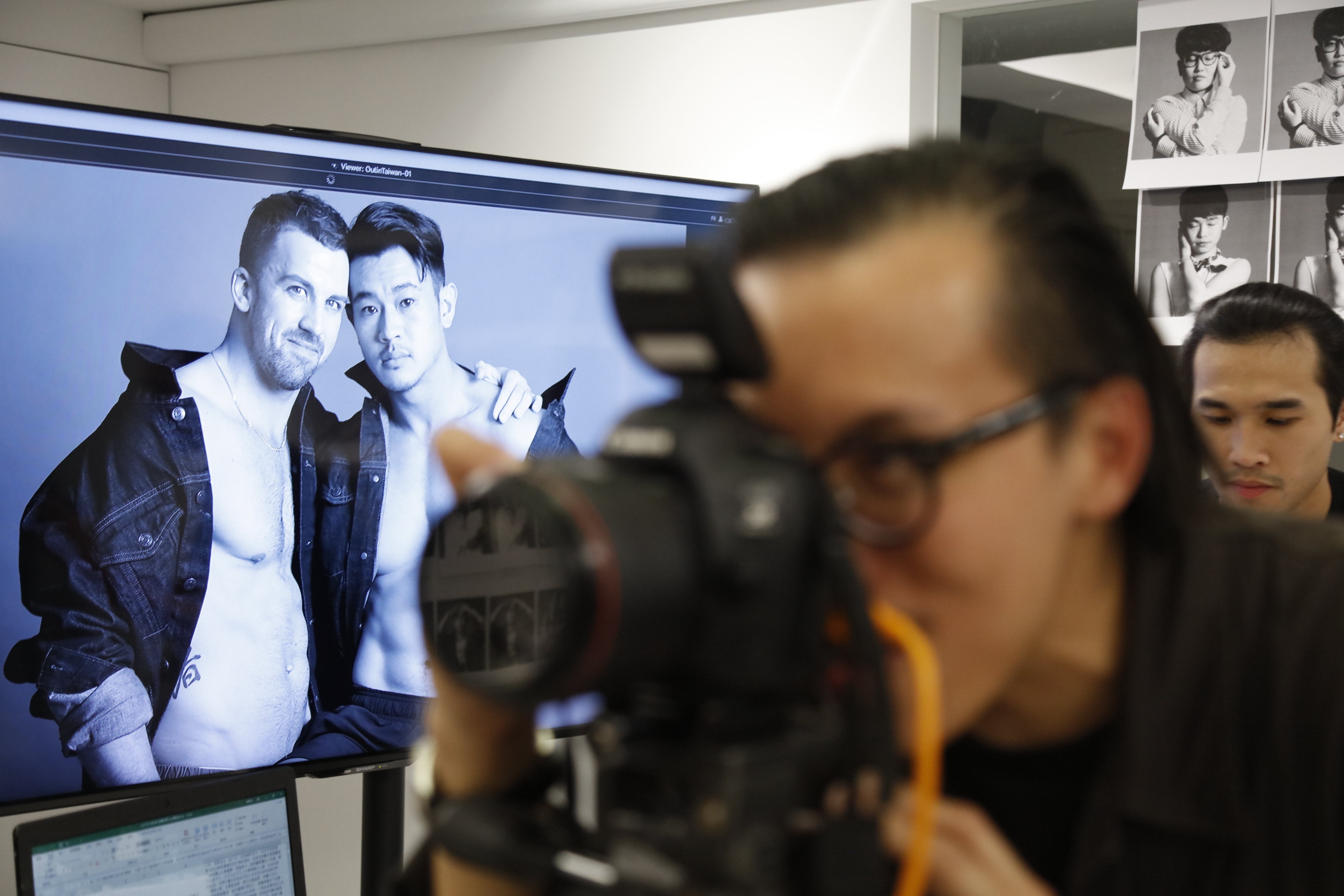 新加坡籍攝影師紀嘉良（Leslie Kee）於台北拍攝Out in Taiwan，共160位同志素人與名人共襄盛舉。（杰德影音提供）