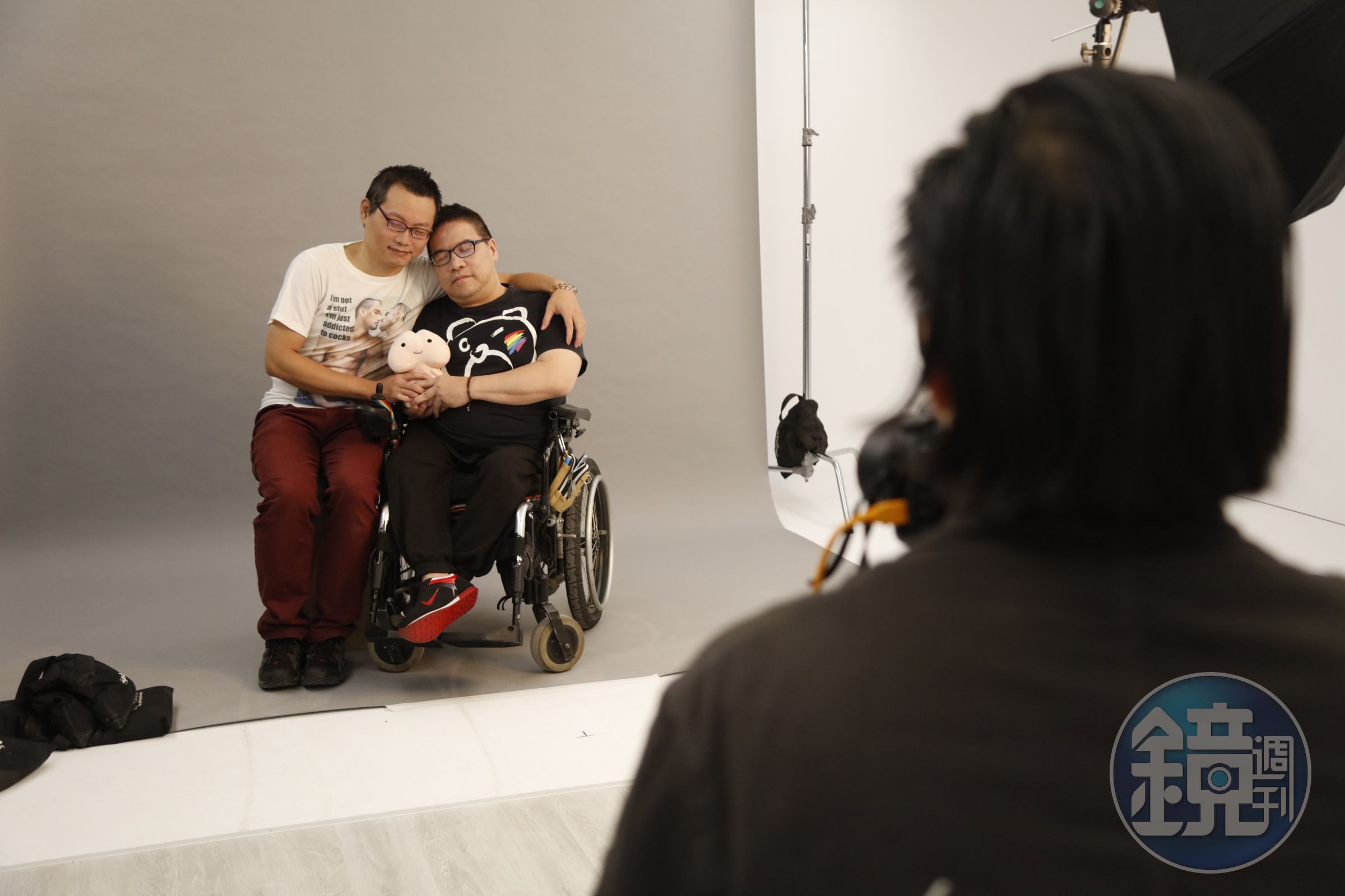 紀嘉良拍攝台灣LGBT族群並指導模特兒動作。圖為同志團體「殘酷兒」的Vincent（著黑衣者）與伴侶。（杰德影音提供）