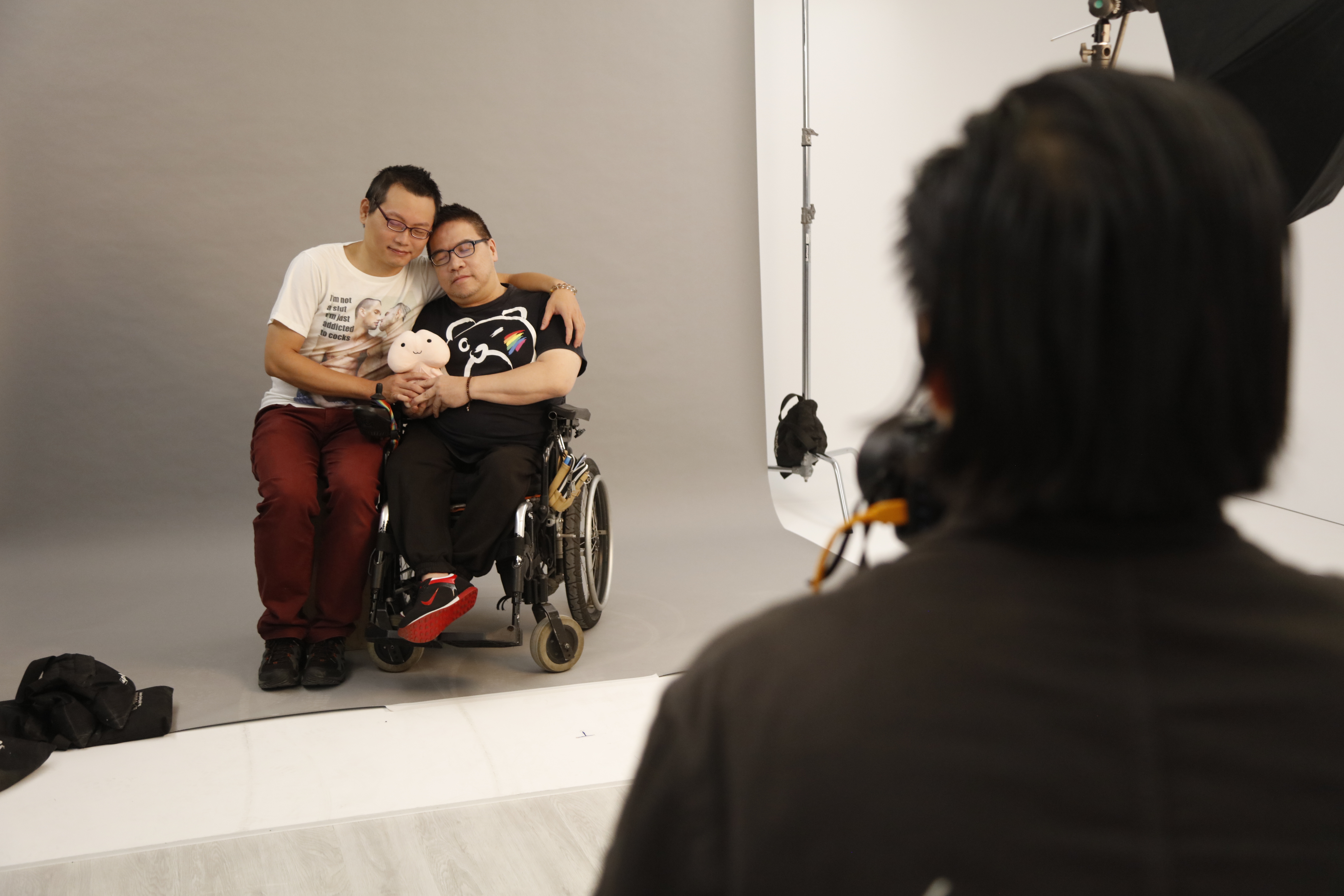 紀嘉良拍攝台灣LGBT族群並指導模特兒動作。圖為同志團體「殘酷兒」的Vincent（著黑衣者）與伴侶。（杰德影音提供）