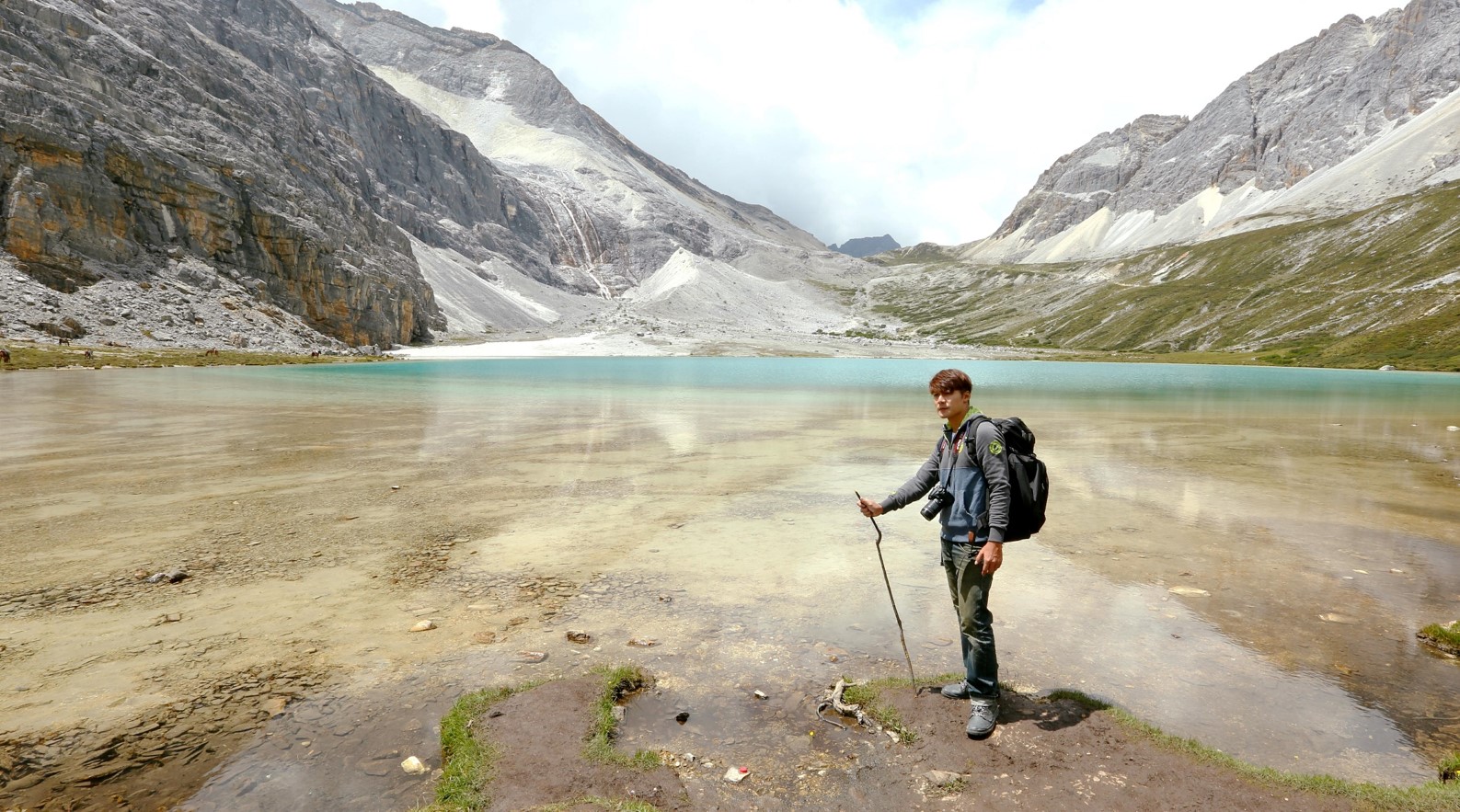 廖科溢在演講上展示他出外景拍到的各種美景照片。（亞洲旅遊台提供）