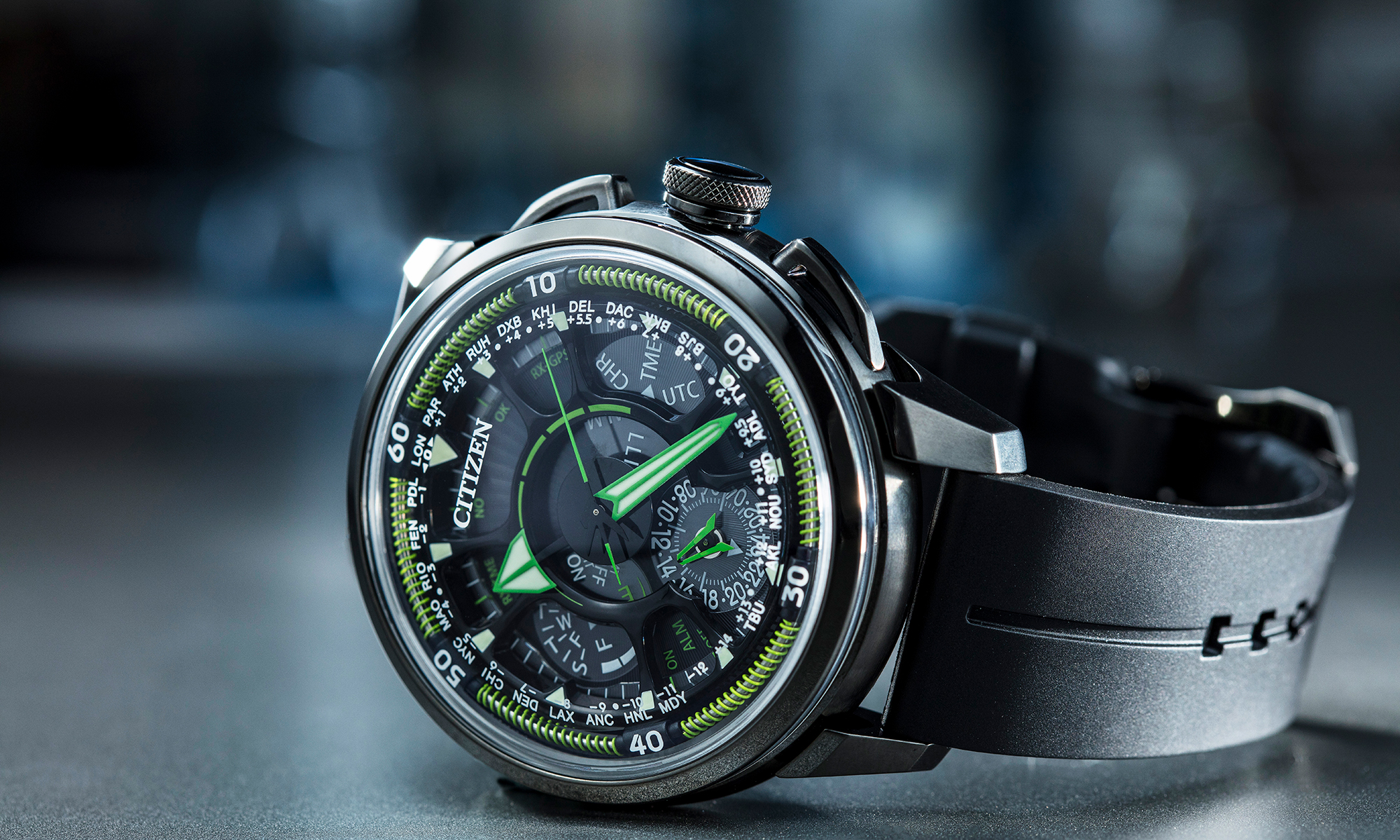 CITIZEN今年最新的F990光動能GPS衛星對時腕錶，承襲先前第一代衛星對時錶的搶眼外型，機芯規格更進化。
