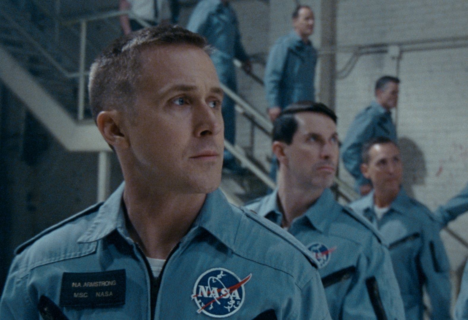 雷恩葛斯林飾演尼爾阿姆斯壯，電影聚焦他登月前8年，經歷家庭、工作上的種種心路歷程。（UIP提供）