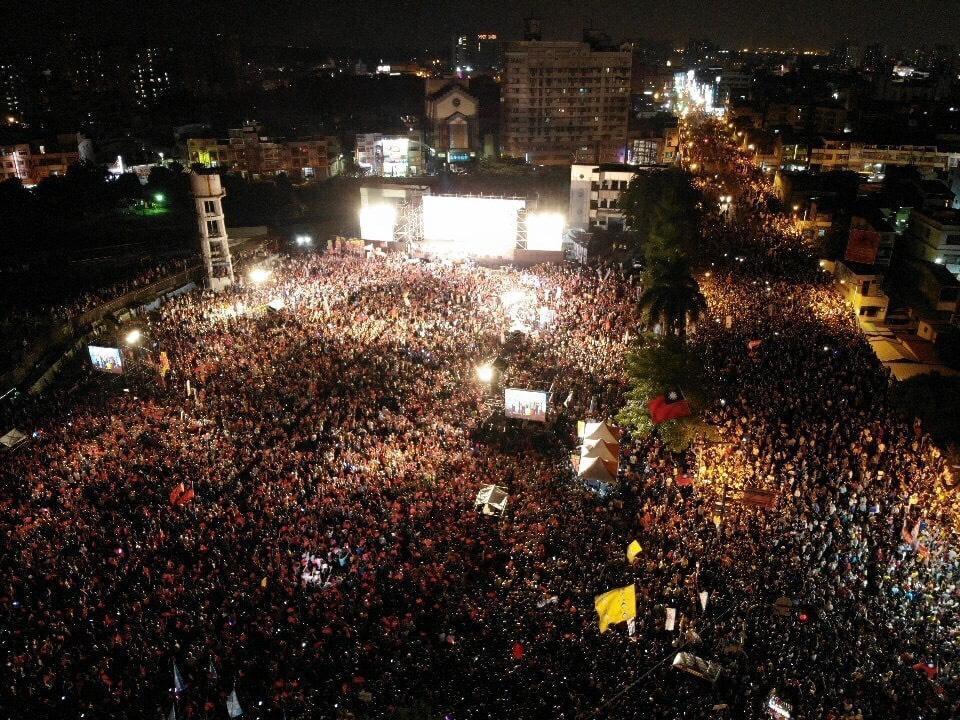 國民黨高雄市長參選人韓國瑜今在鳳山舉行造勢活動,支持者擠爆現場。(讀者提供)
