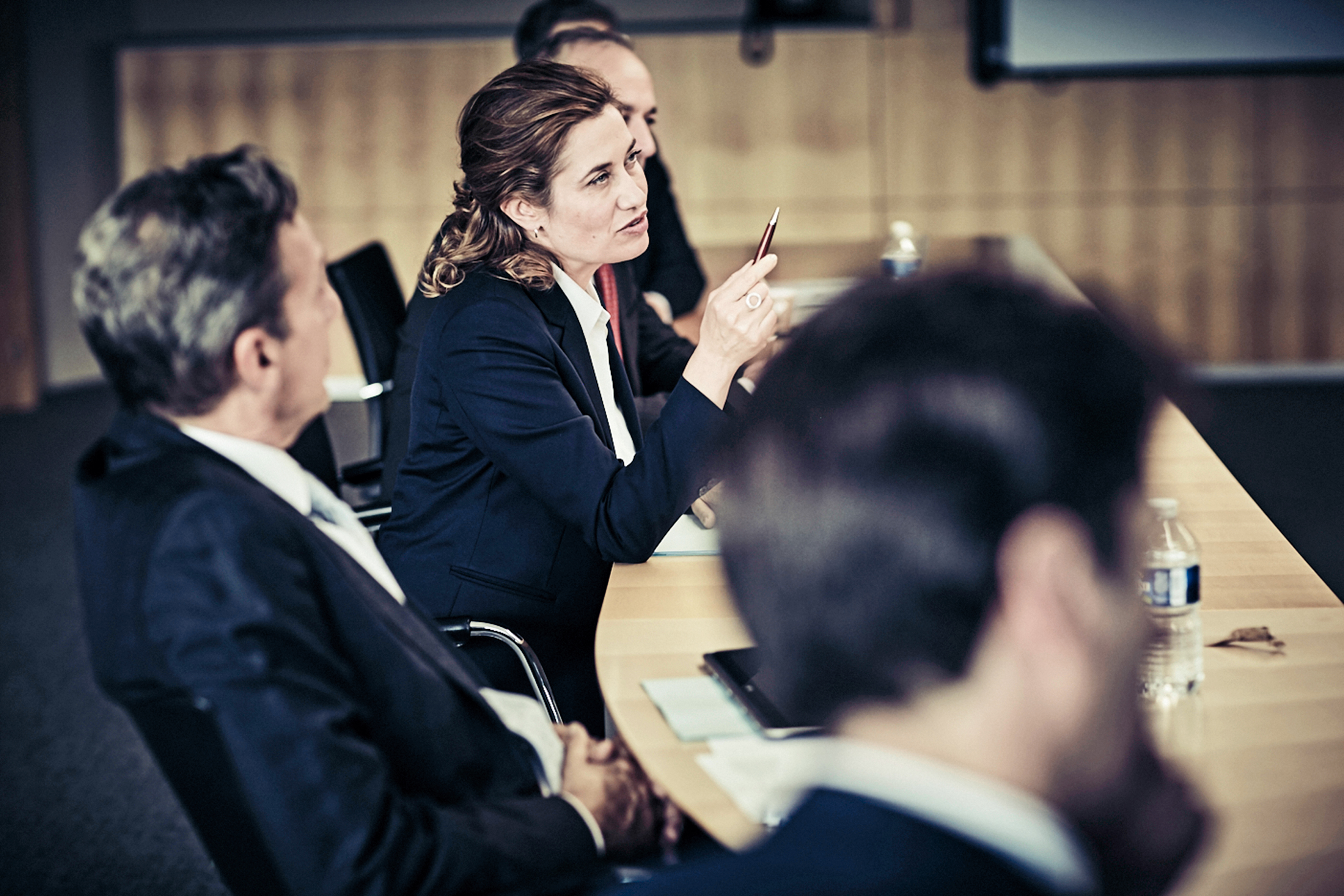 儘管起用艾曼紐德芙這位影后演出，電影還是不像好萊塢片渲染英雄主義，而是以日常角度觀察政商競奪。（佳映提供）