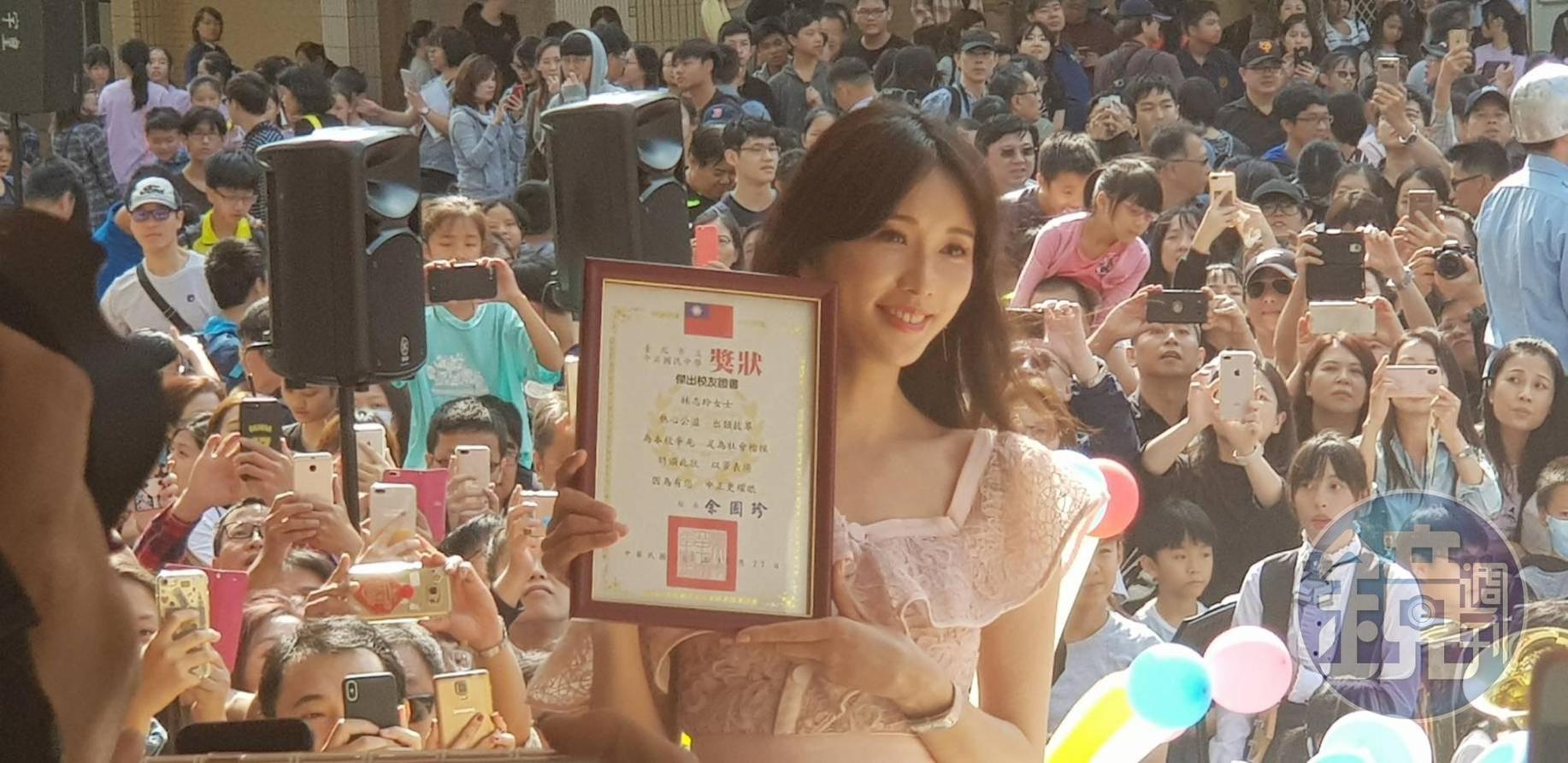 名模林志玲一現身，立刻引起校園大暴動。