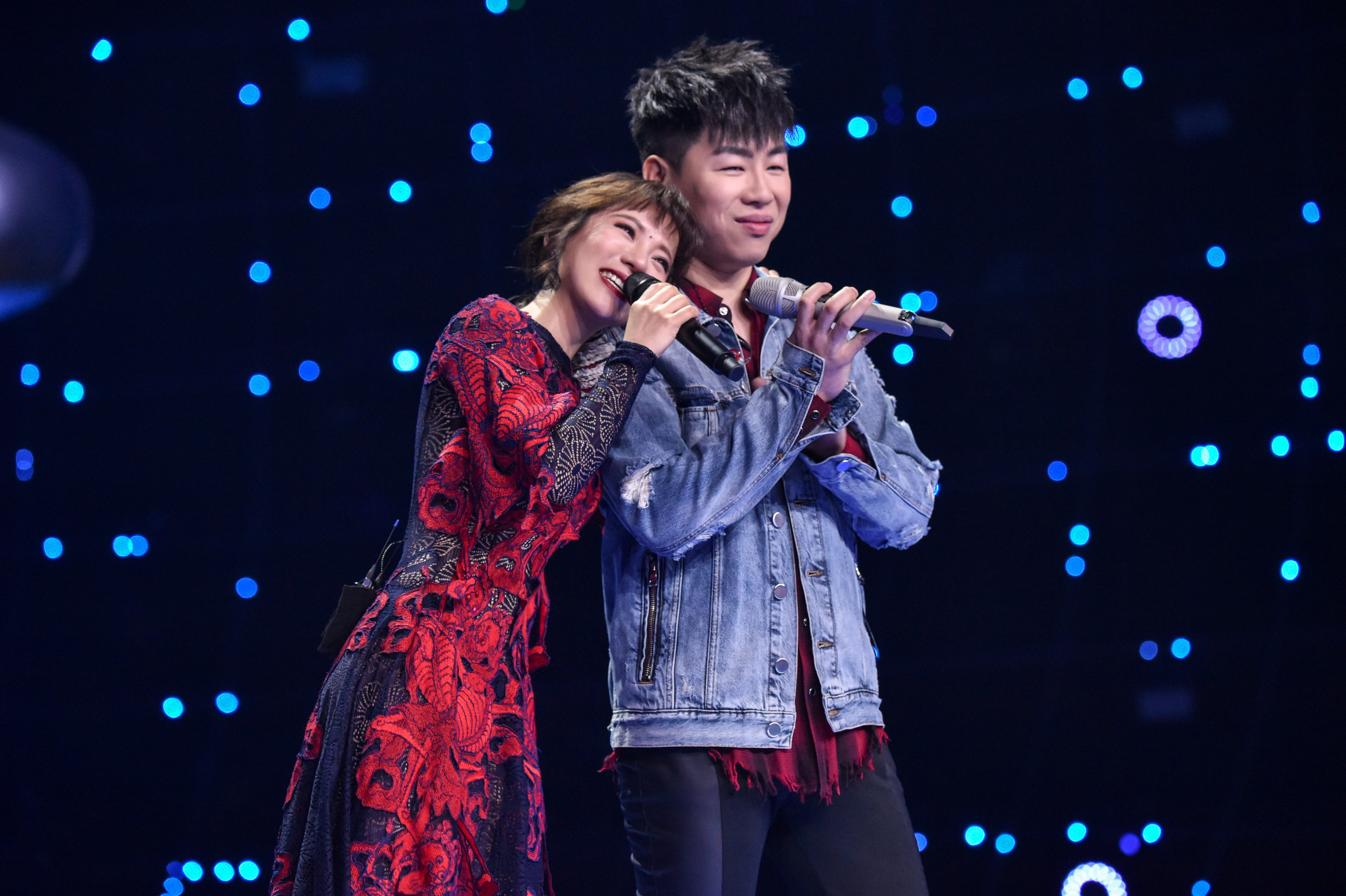 「雌雄同體」演繹全新〈红顏〉，丁噹與胡彦斌高手過招。（相信音樂提供）