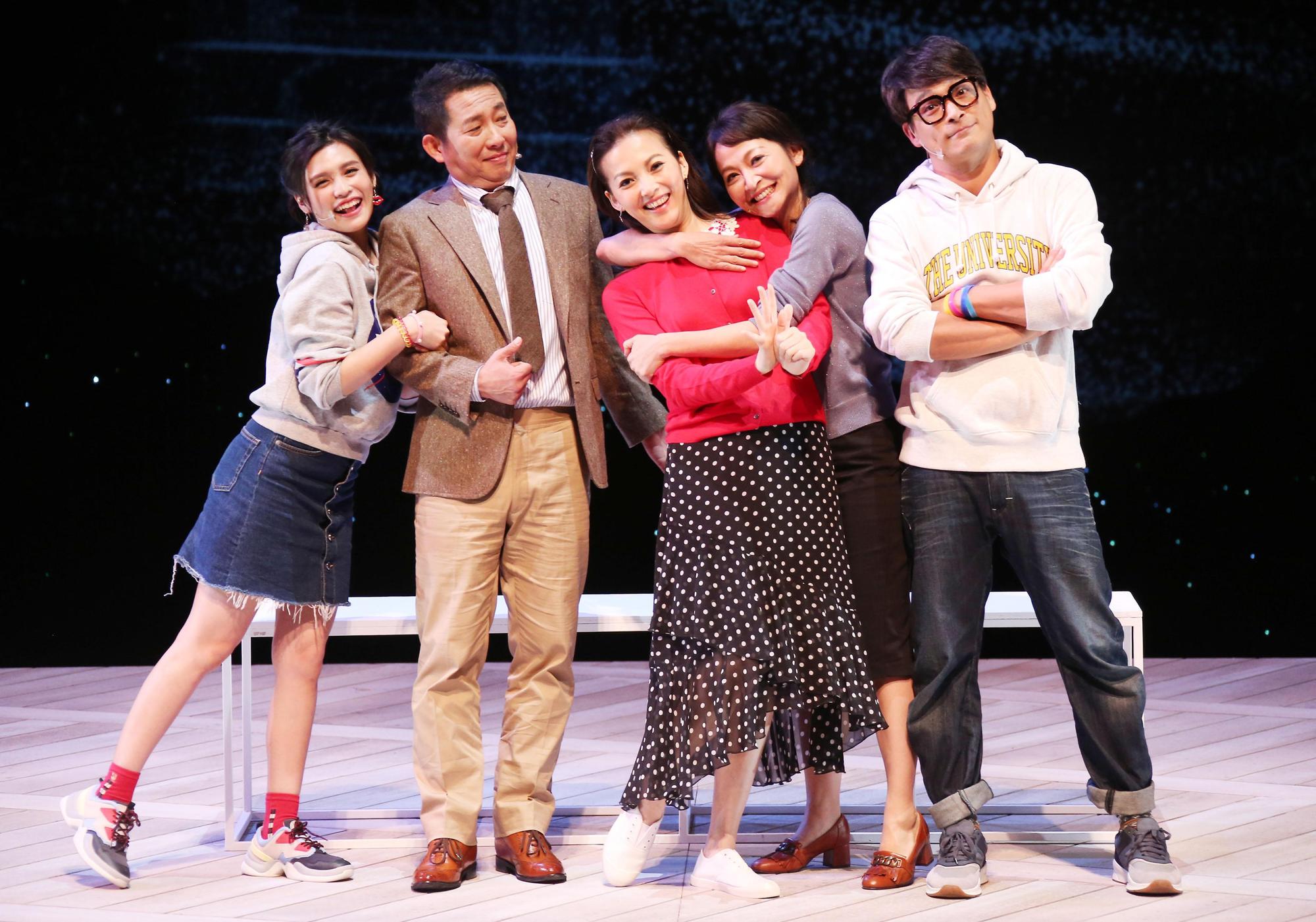 《悲憫次神的兒女》10月27日起於台中國家歌劇院首演。左起夏宇童、屈中恆、王曉書、姚坤君與東明相。(果陀劇場提供)
