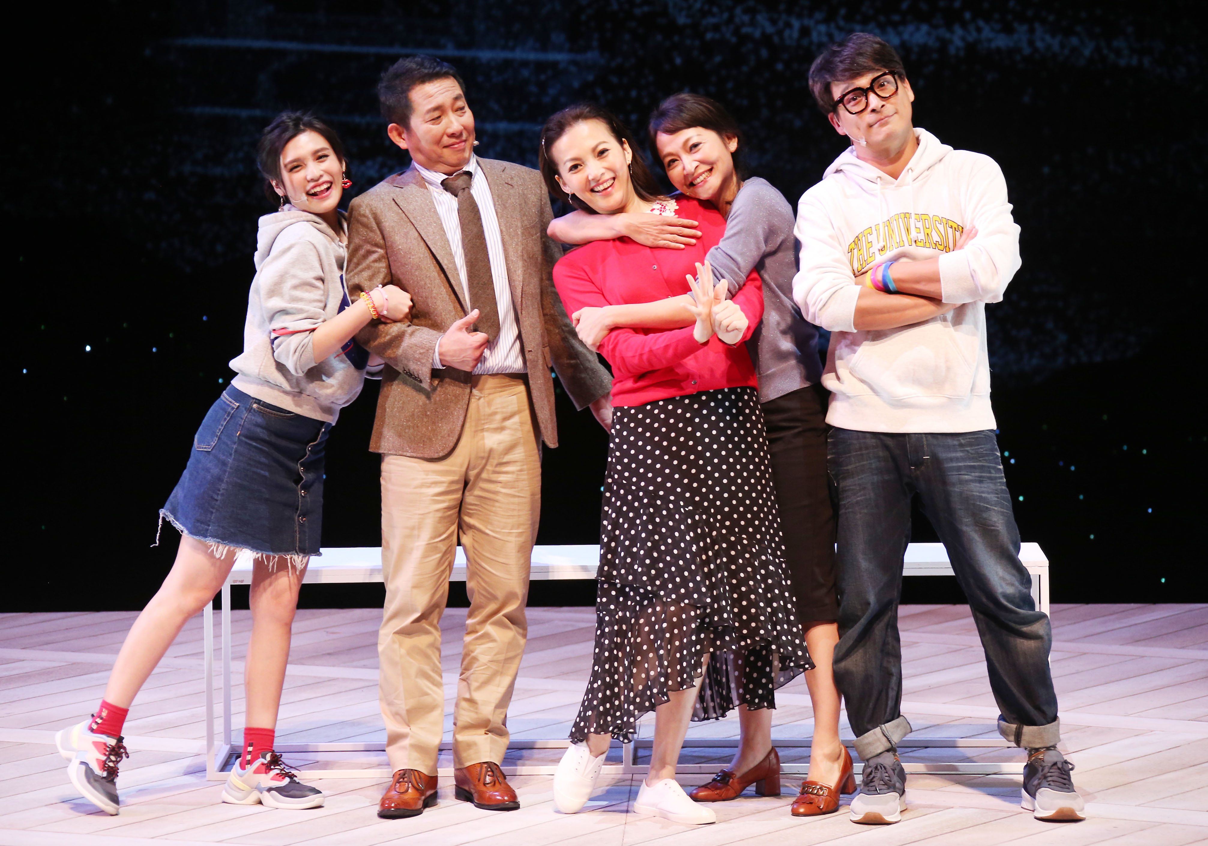 《悲憫次神的兒女》10月27日起於台中國家歌劇院首演。左起夏宇童、屈中恆、王曉書、姚坤君與東明相。（果陀劇場提供）