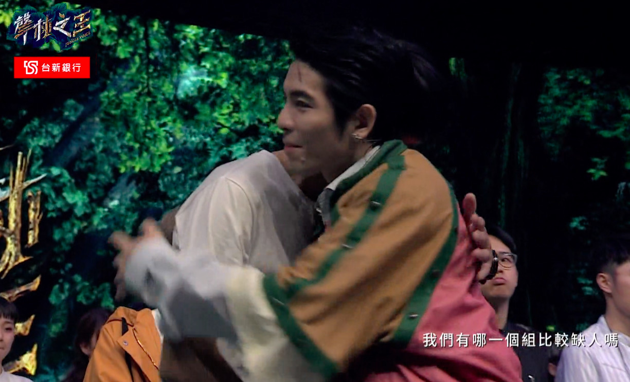 蕭敬騰用力抱住參賽者，鼓勵之情溢於言表。（量子娛樂提供）