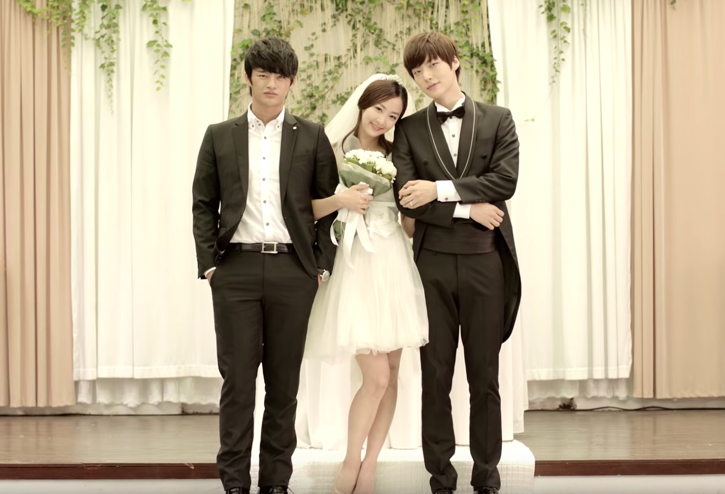 徐仁國、多順與安宰賢演出〈Please Don’t〉MV，反轉的劇情嚇到不少人。（翻攝自MV畫面）