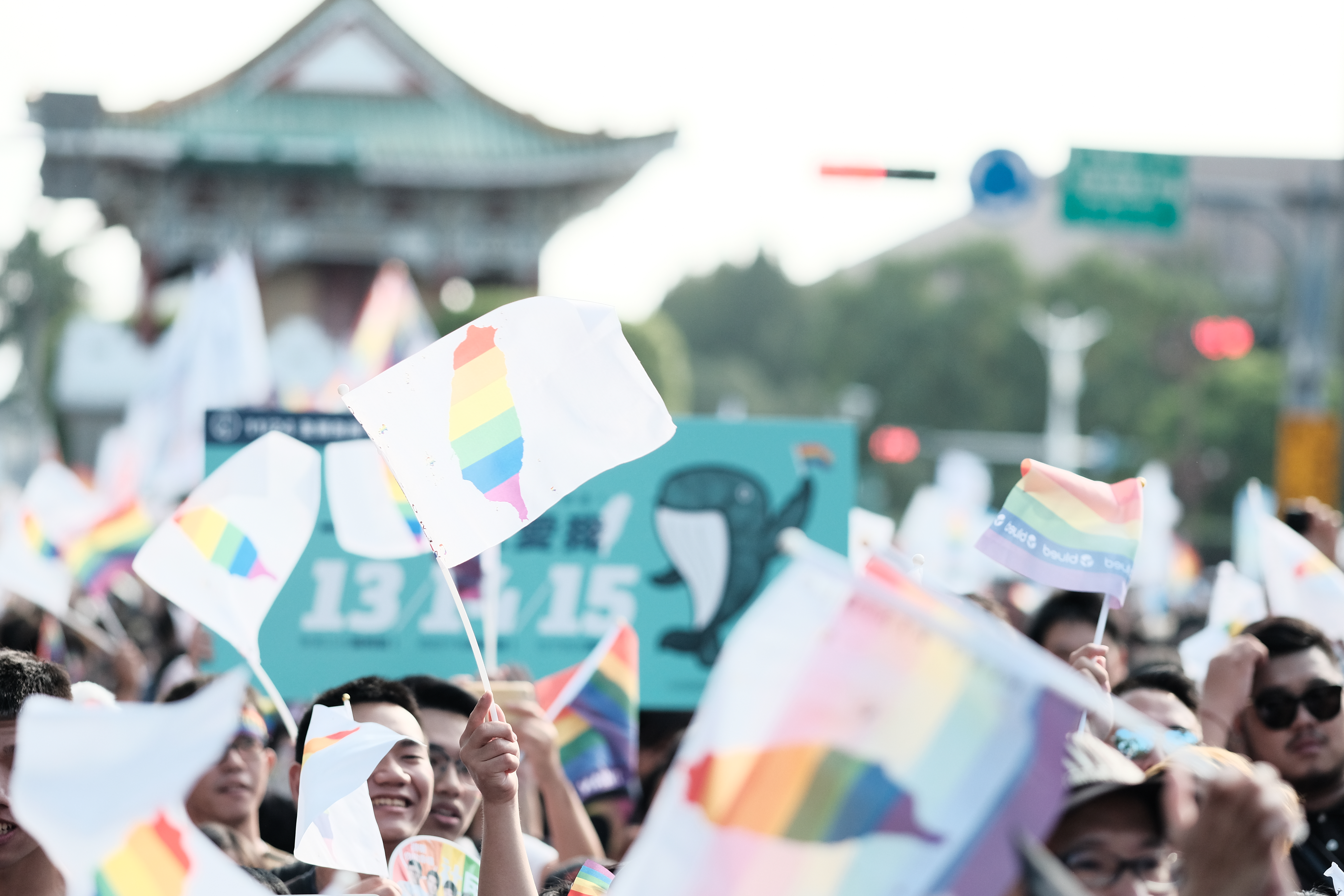 遊行現場人山人海，民眾齊聚凱道前揮舞彩虹旗，一起上街為LGBTQ發聲。