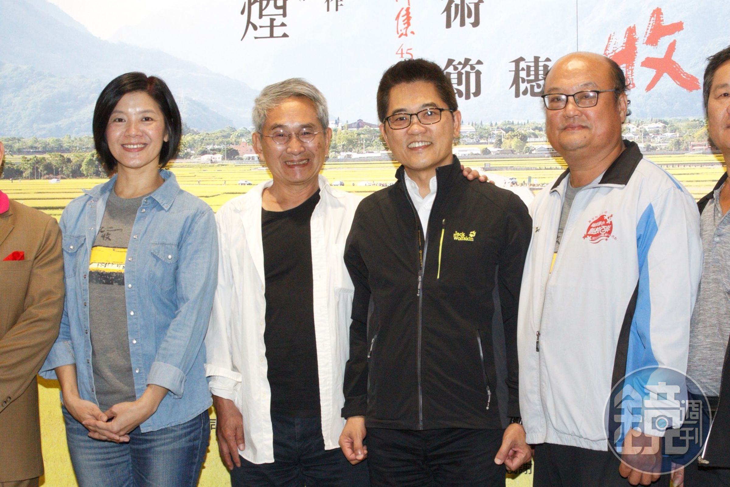 台灣好基金會執行長李應平（左起）、林懷民、台東縣長黃健庭、池上鄉文化藝術協會理事長梁正賢共同參與「池上秋收稻穗藝術節」記者會。