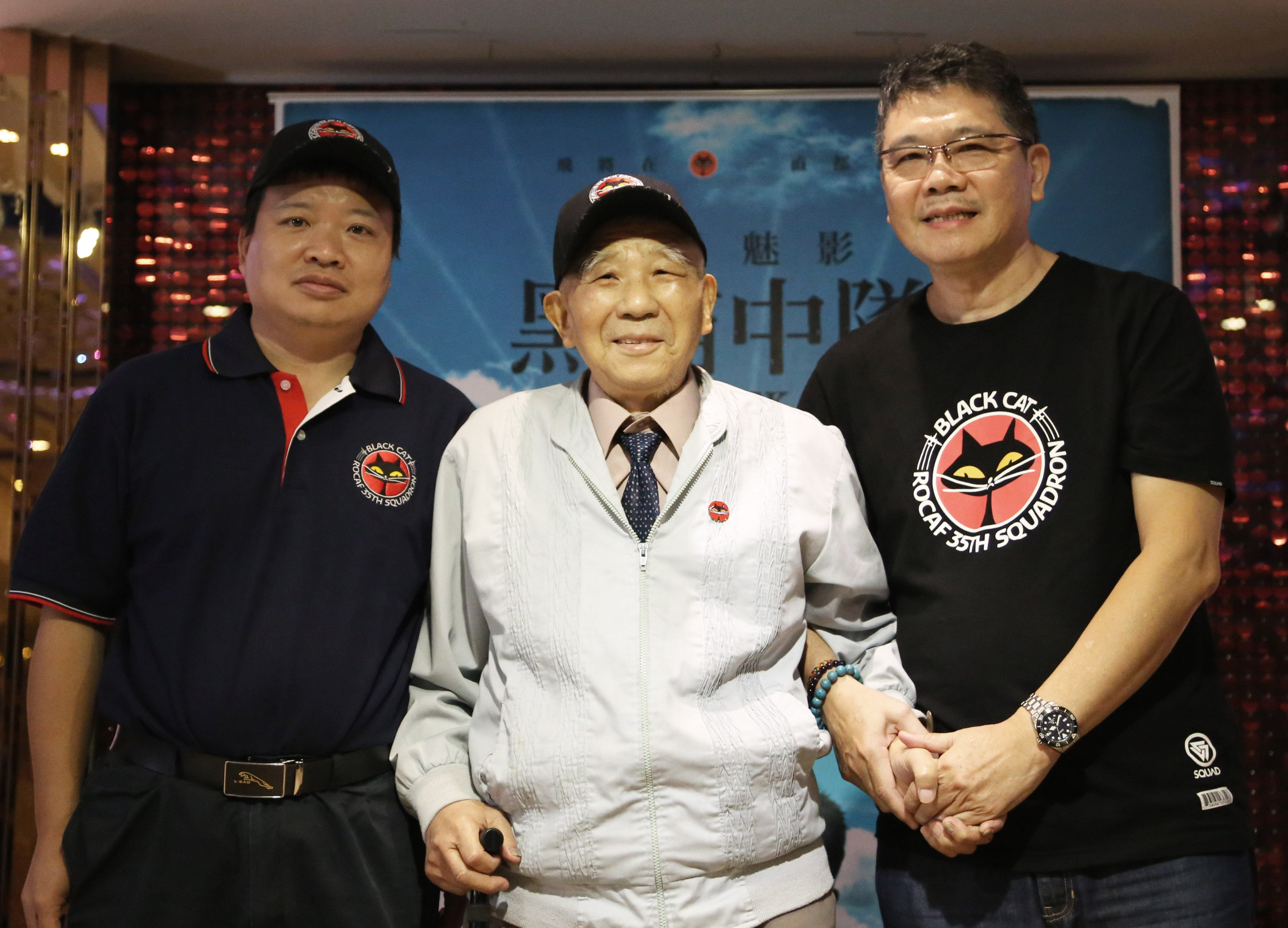 楊佈新導演(右)陪同黑貓教官張立義(中)、烈士陳懷生義子陳靖(左)出席紀錄片《疾風魅影-黑貓中隊》電影映前採訪。(寬和影像提供)