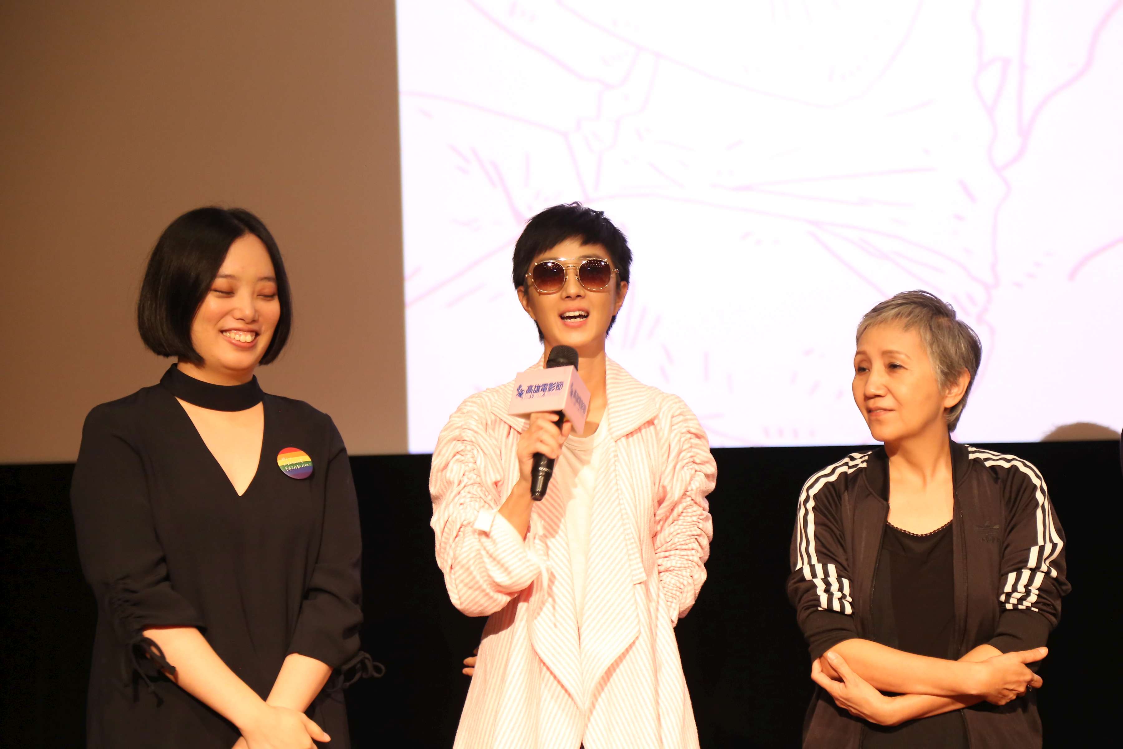 桂綸鎂戴著墨鏡驚喜現身高雄電影節，右為陸弈靜。（高雄電影節提供）