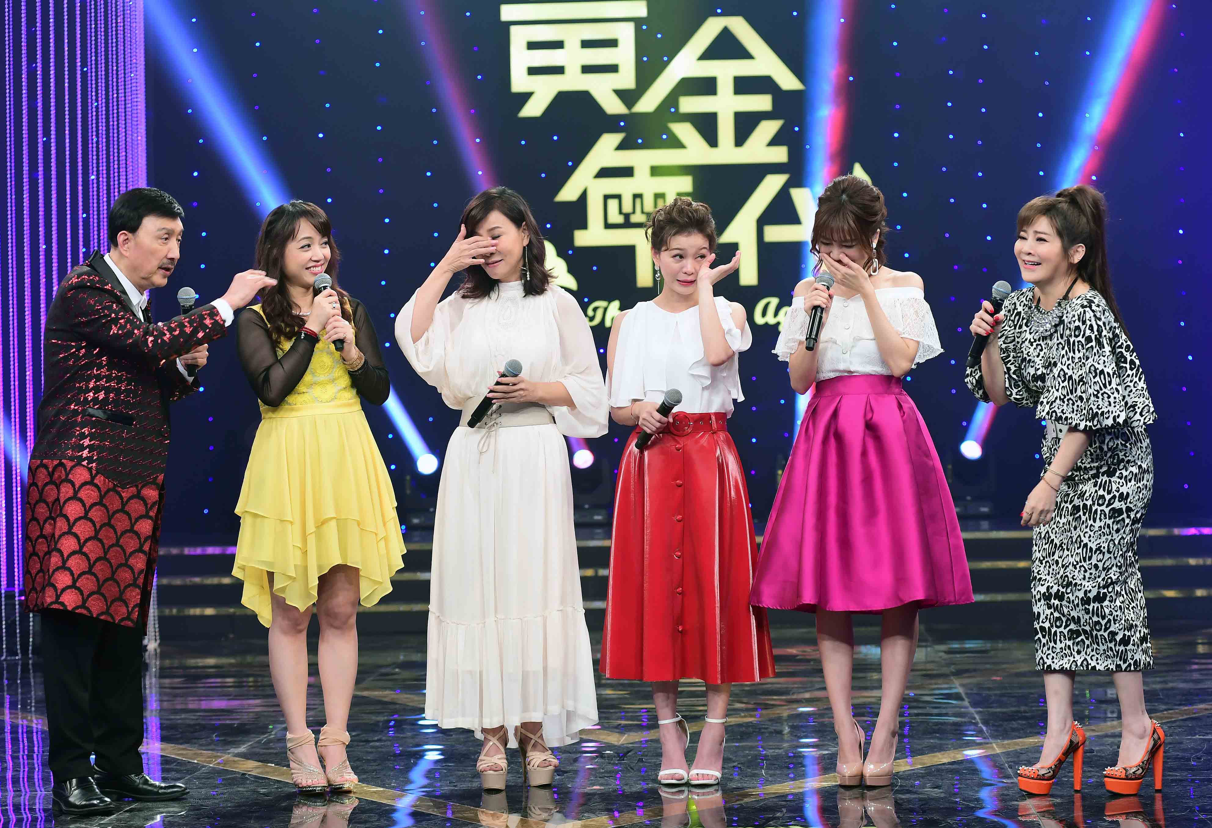 眾女歌手上《黃金年代》分享人生挫折,結果大家哭成一團。(華視提供)